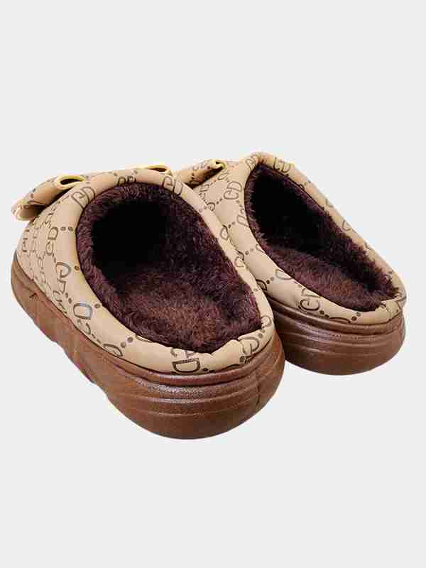 Yumshoq uy gozalining yechinayotgan surati