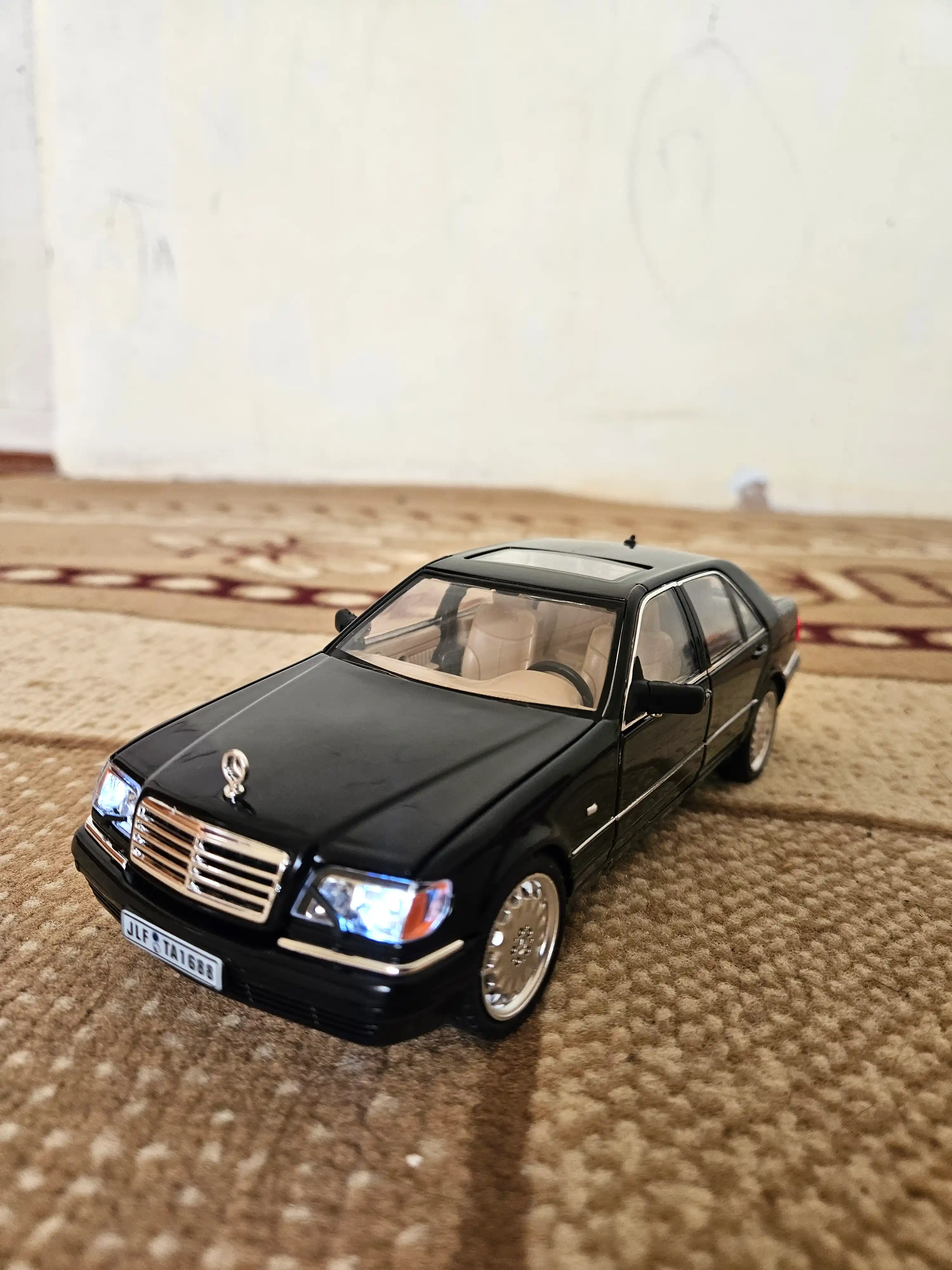 O'yinchoq metall mashinasi Mercedes-Benz AMG 6.3, Nissan Skyline GTR "Jinlifang" 1:24