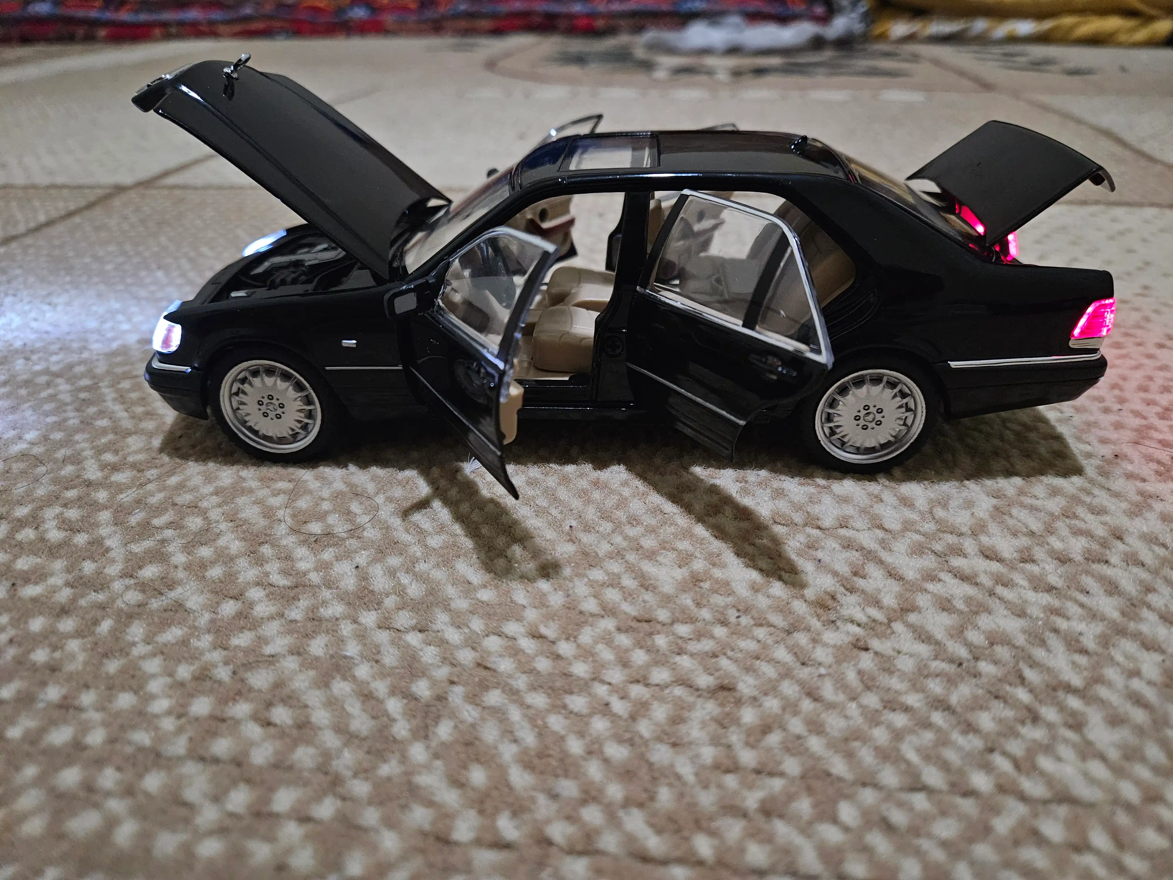 O'yinchoq metall mashinasi Mercedes-Benz AMG 6.3, Nissan Skyline GTR "Jinlifang" 1:24