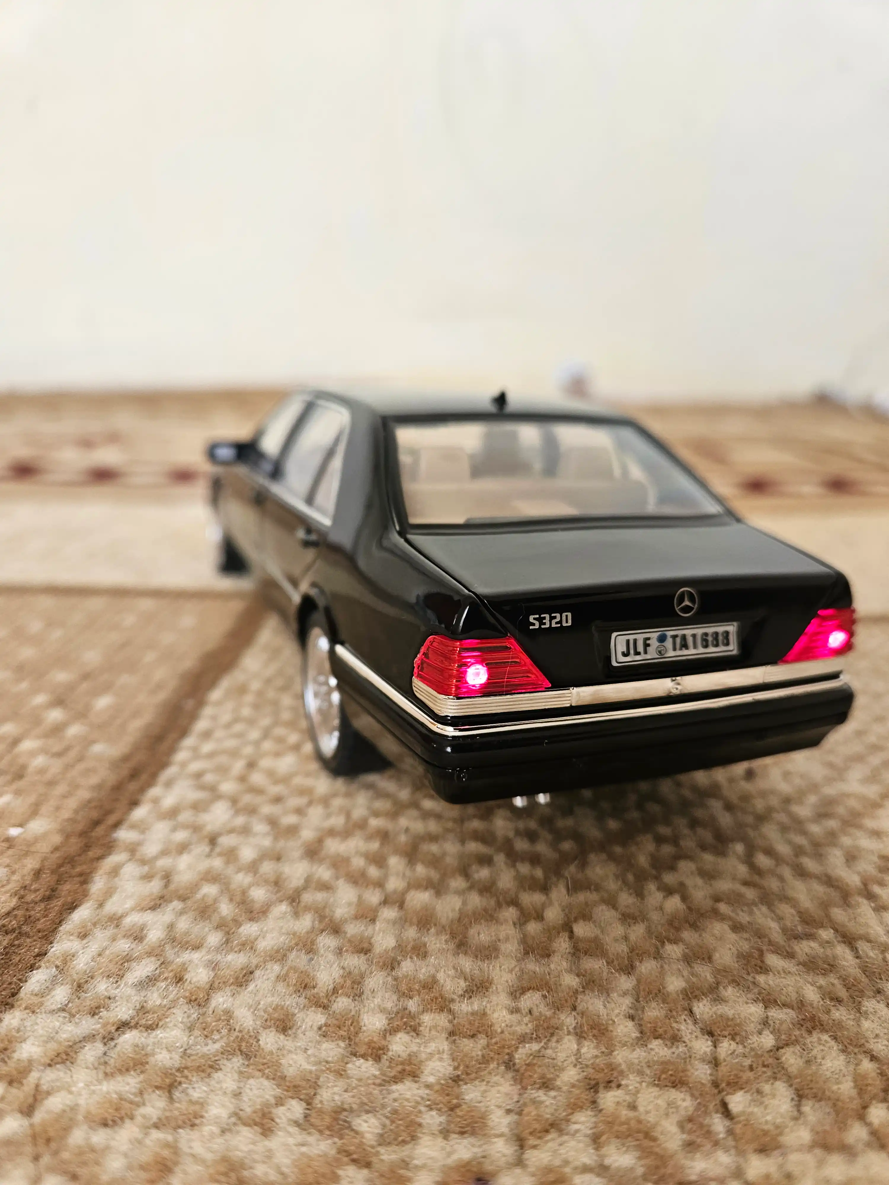 O'yinchoq metall mashinasi Mercedes-Benz AMG 6.3, Nissan Skyline GTR "Jinlifang" 1:24
