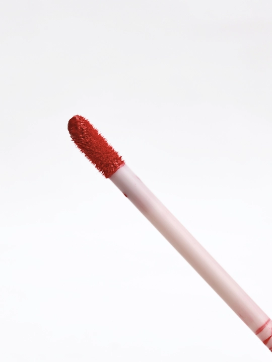Suyuq mat lab bo‘yog‘i, soyali, ipakdek mat farg‘onasi bilan Matte Lip Gloss