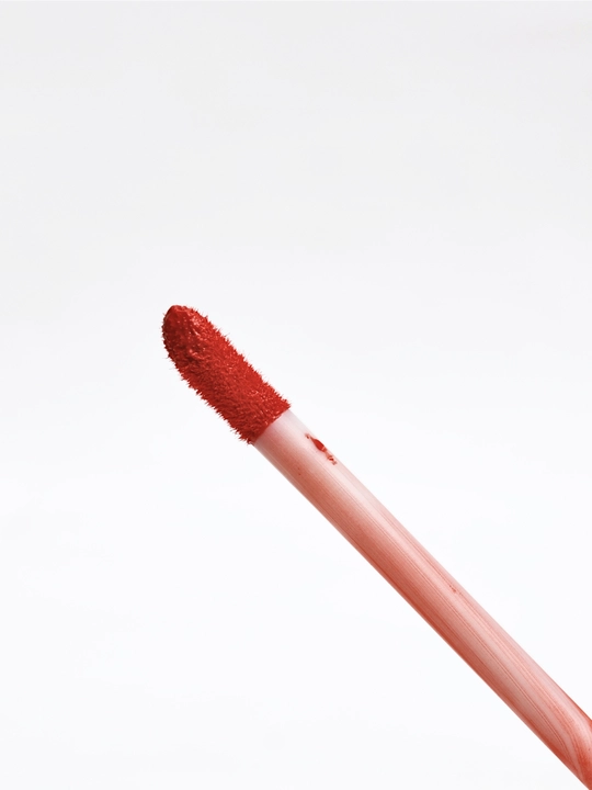 Suyuq mat lab bo‘yog‘i, soyali, ipakdek mat farg‘onasi bilan Matte Lip Gloss
