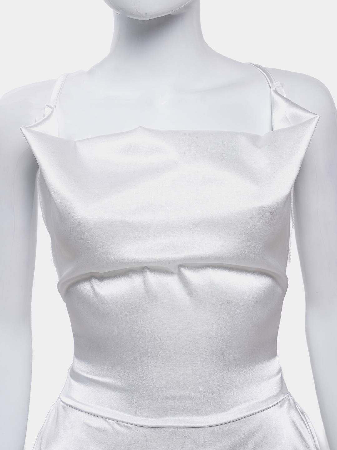 Yalangoch jigarrang gozallar Klaudiya Mari qora tanli odam bilan