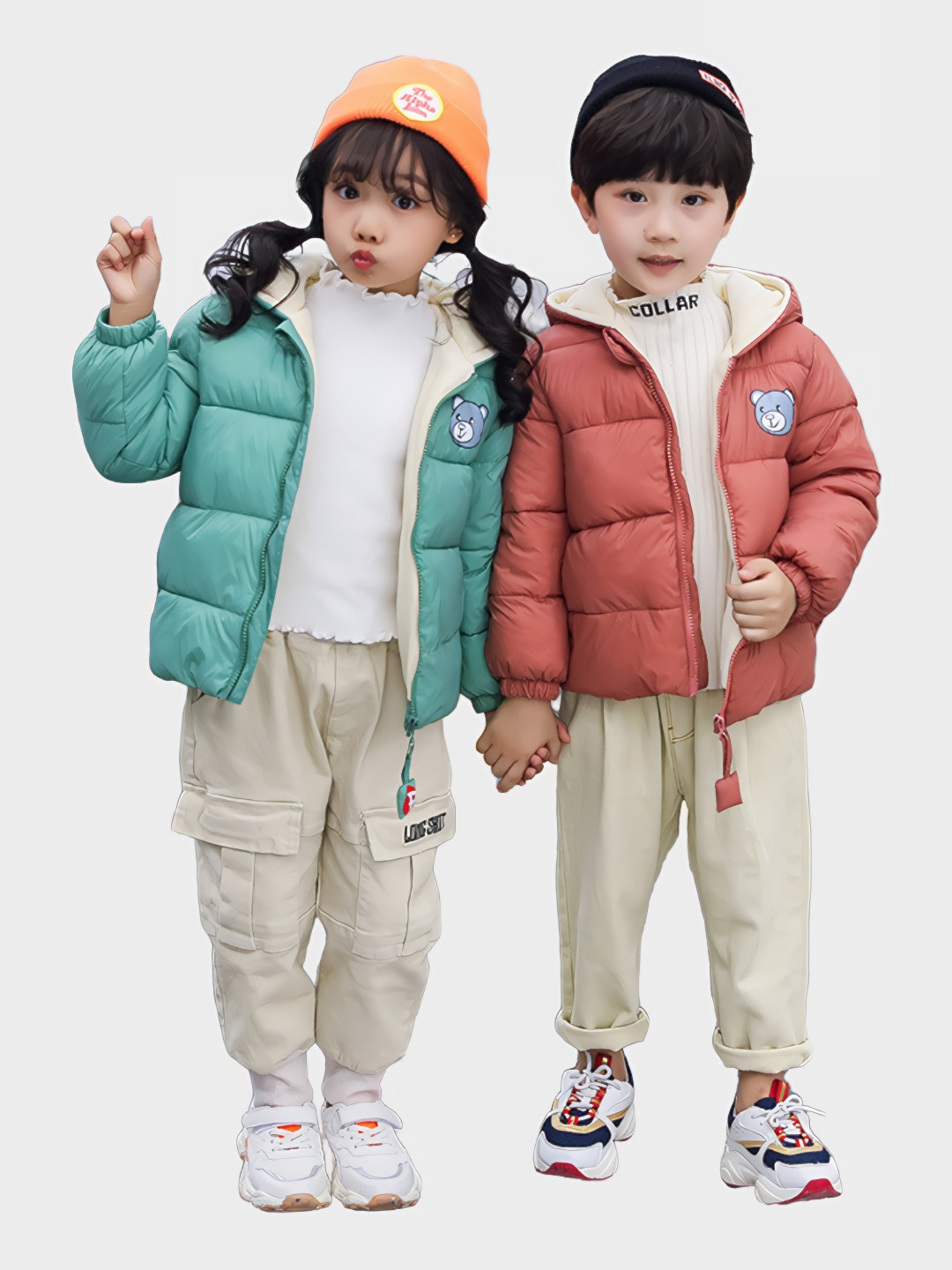 Bir ayol jimirlab ketayotgan yigitni kordi.