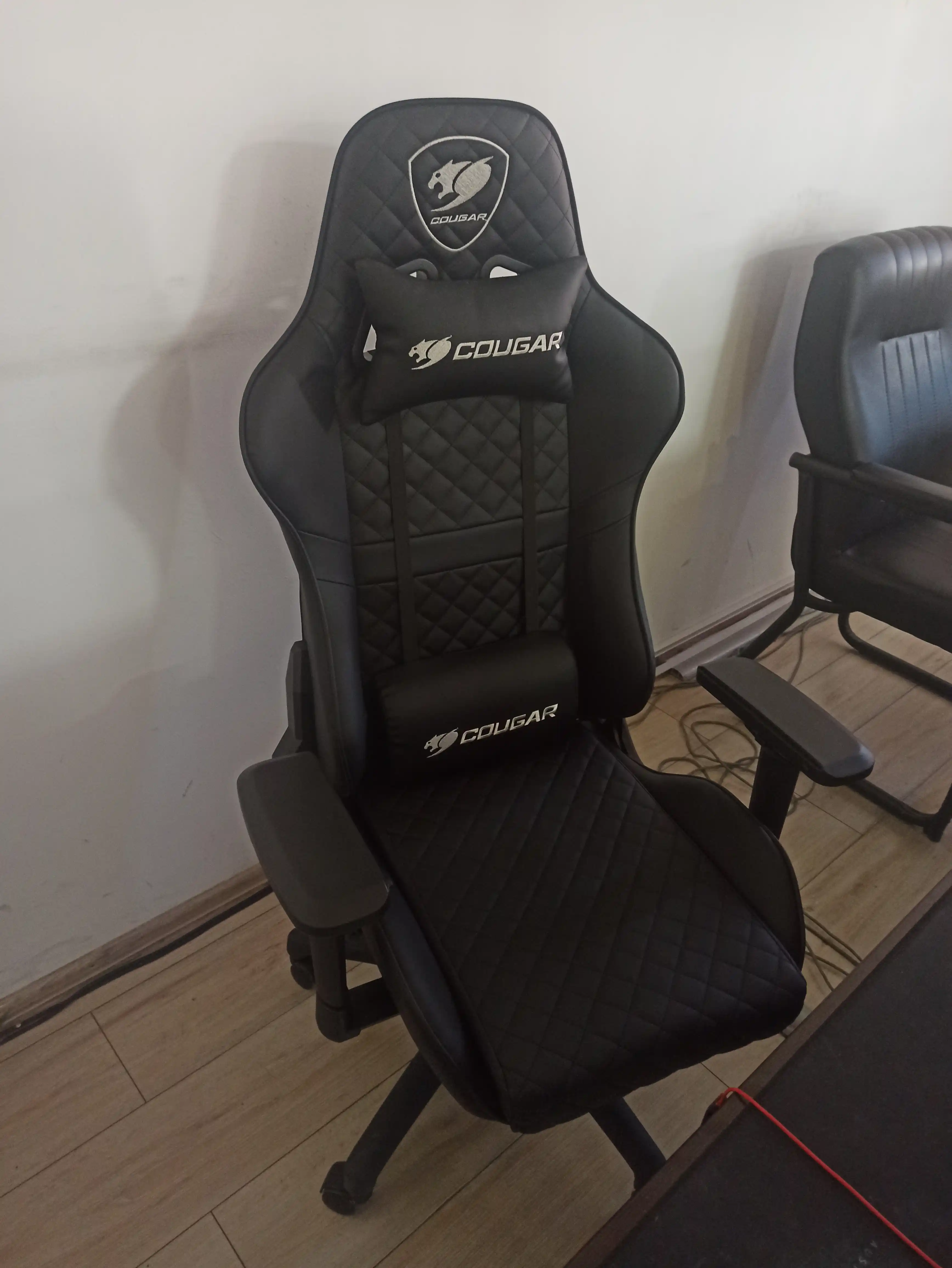 Игровое кресло Cougar Armor ONE, облегающий дизайн, с высокой спинкой