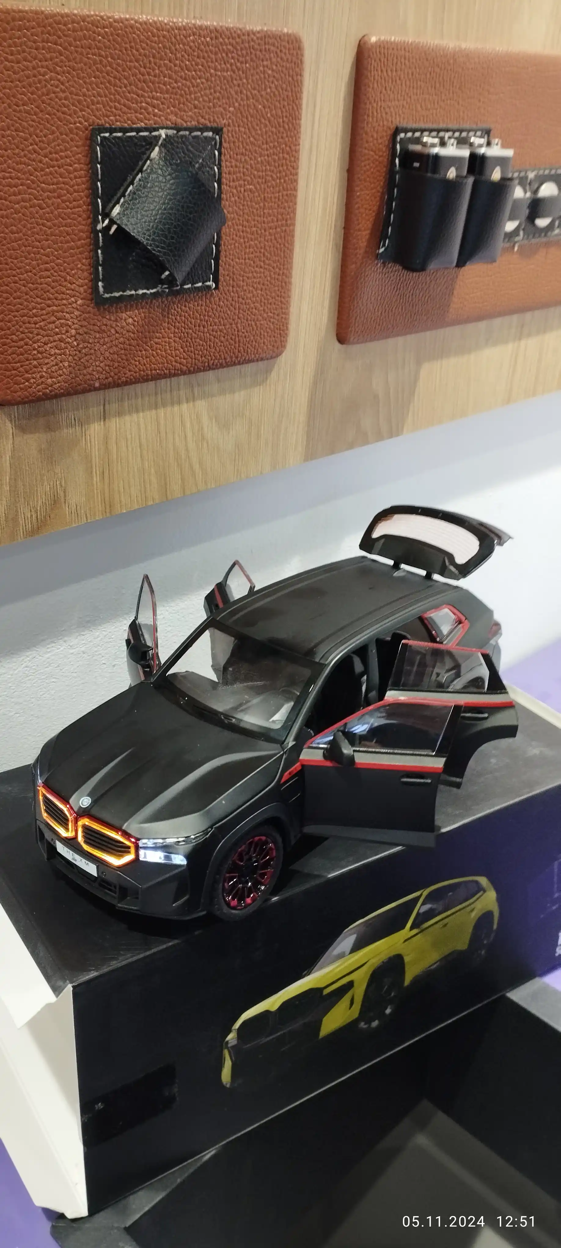 BMW avtomobil modeli, qora korpus va qizil aksentlar