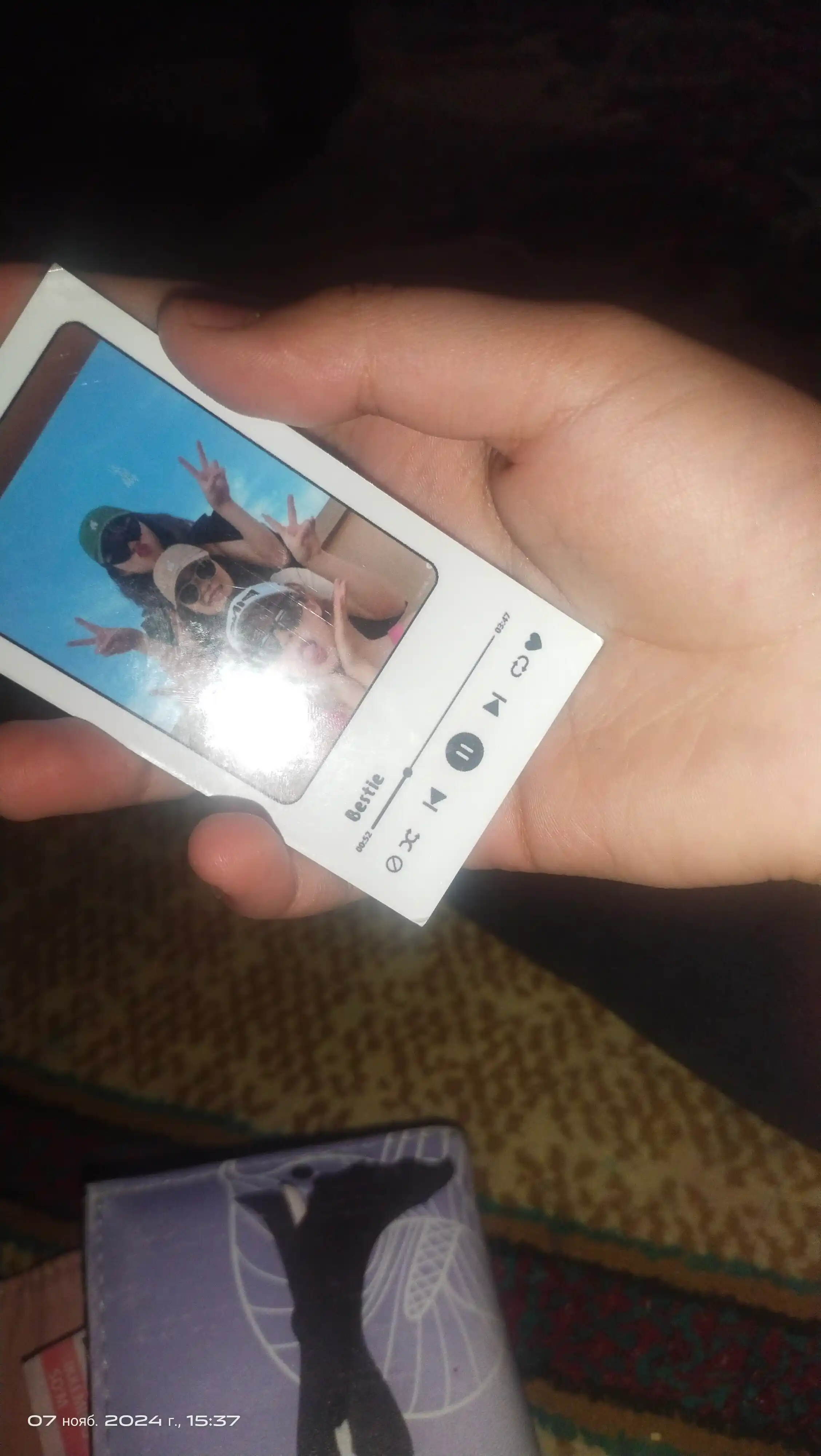 Do'stlar, dugonalar uchun kartalar, mini posterlar, telefoningiz uchun stikerlar