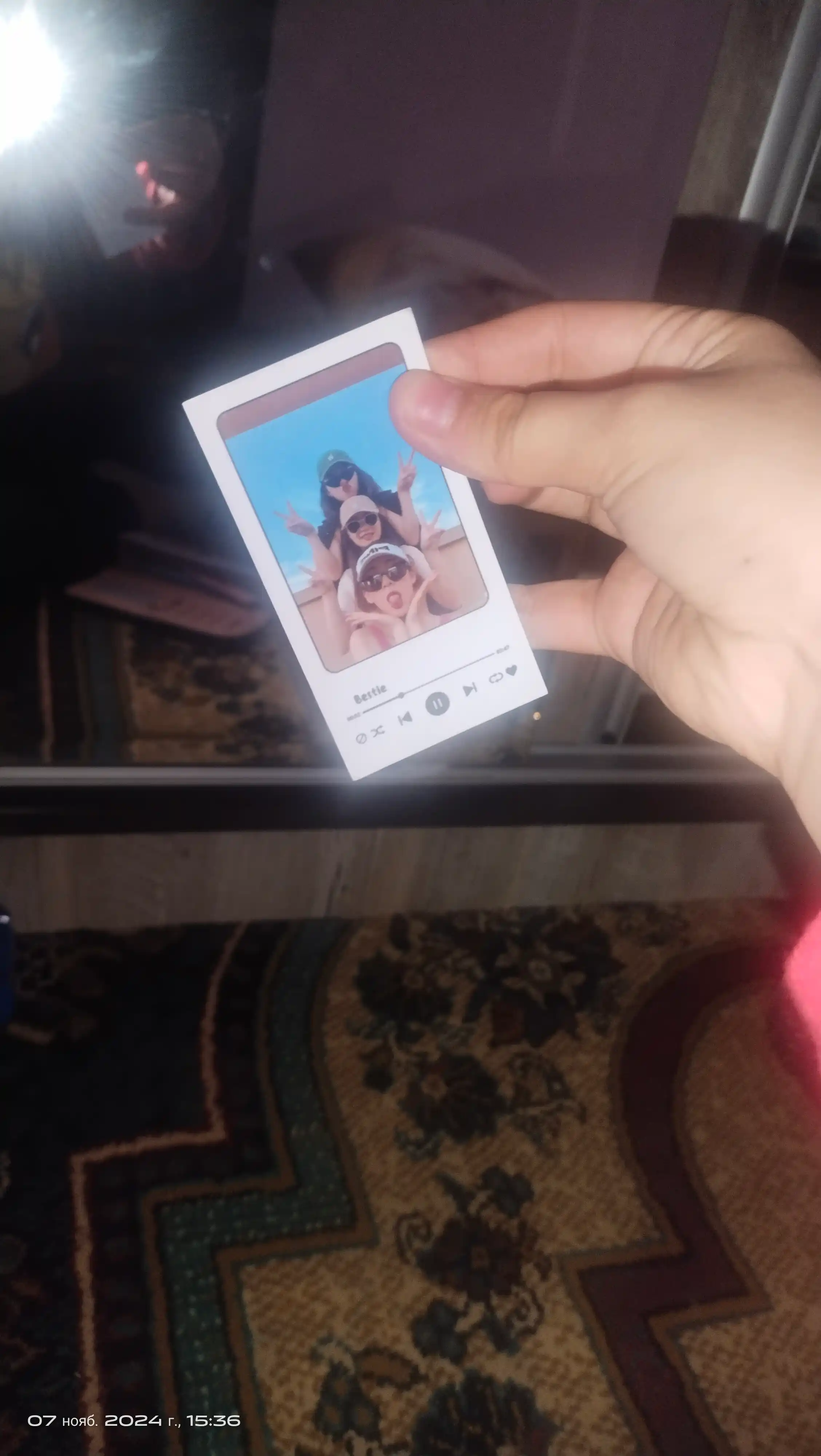 Do'stlar, dugonalar uchun kartalar, mini posterlar, telefoningiz uchun stikerlar