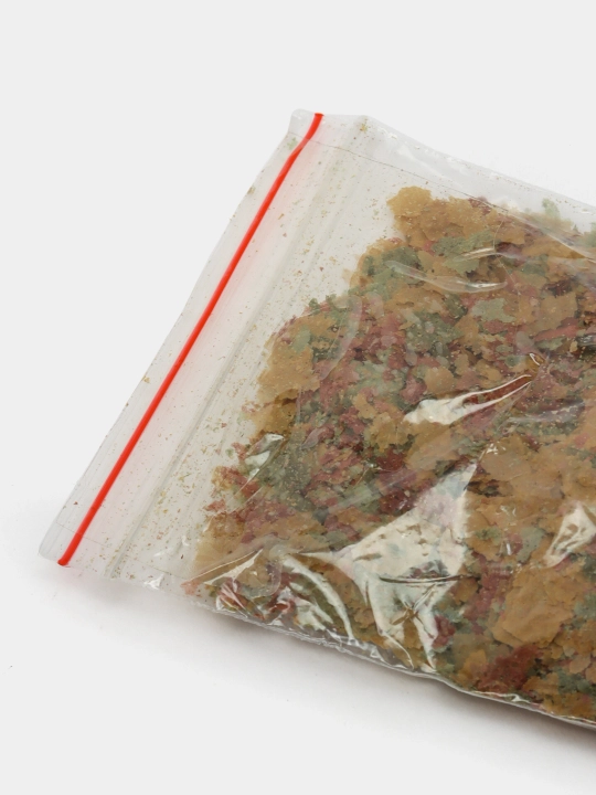 Tropik baliqlarning barcha turlari uchun ozuqa parchalari