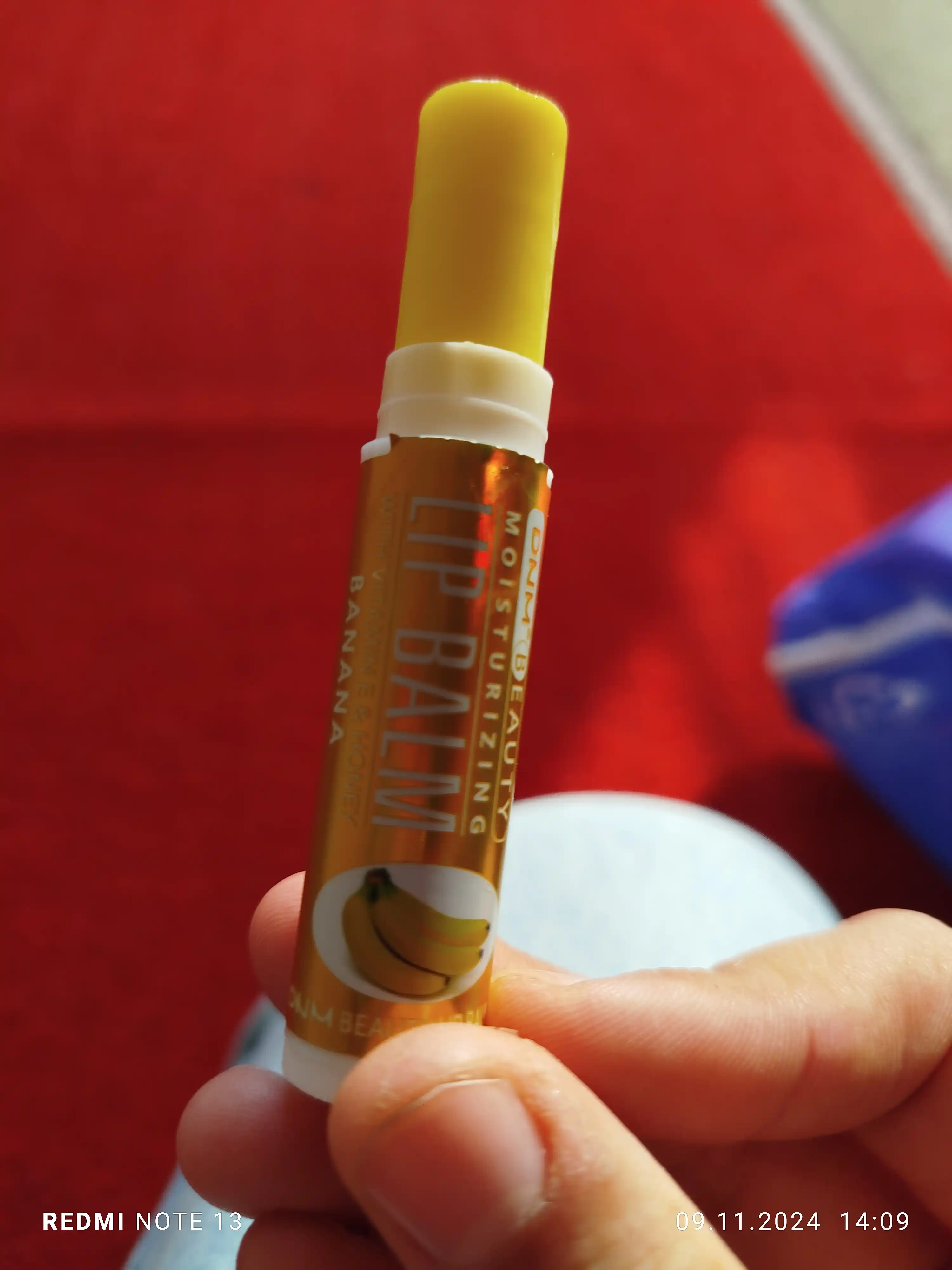 Nemlendirici gigienik lab bo'yog'i, vitaminlar bilan lab bo'yog'i