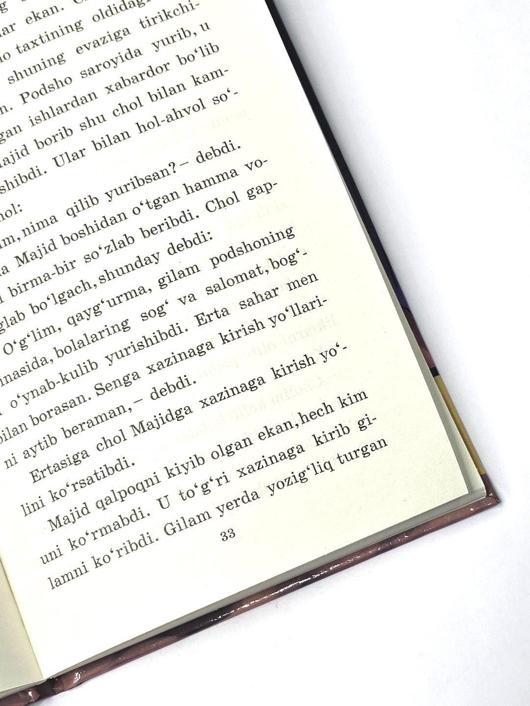 Erkak mushukni yalaydi