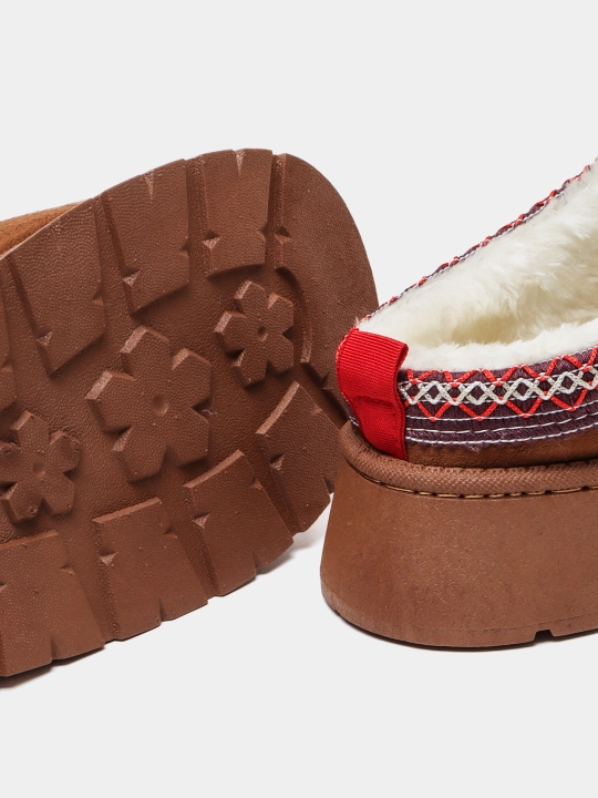 Ayol va qizlar uchun issiq, uggi poyabzal bir o‘lcham kichik keladi