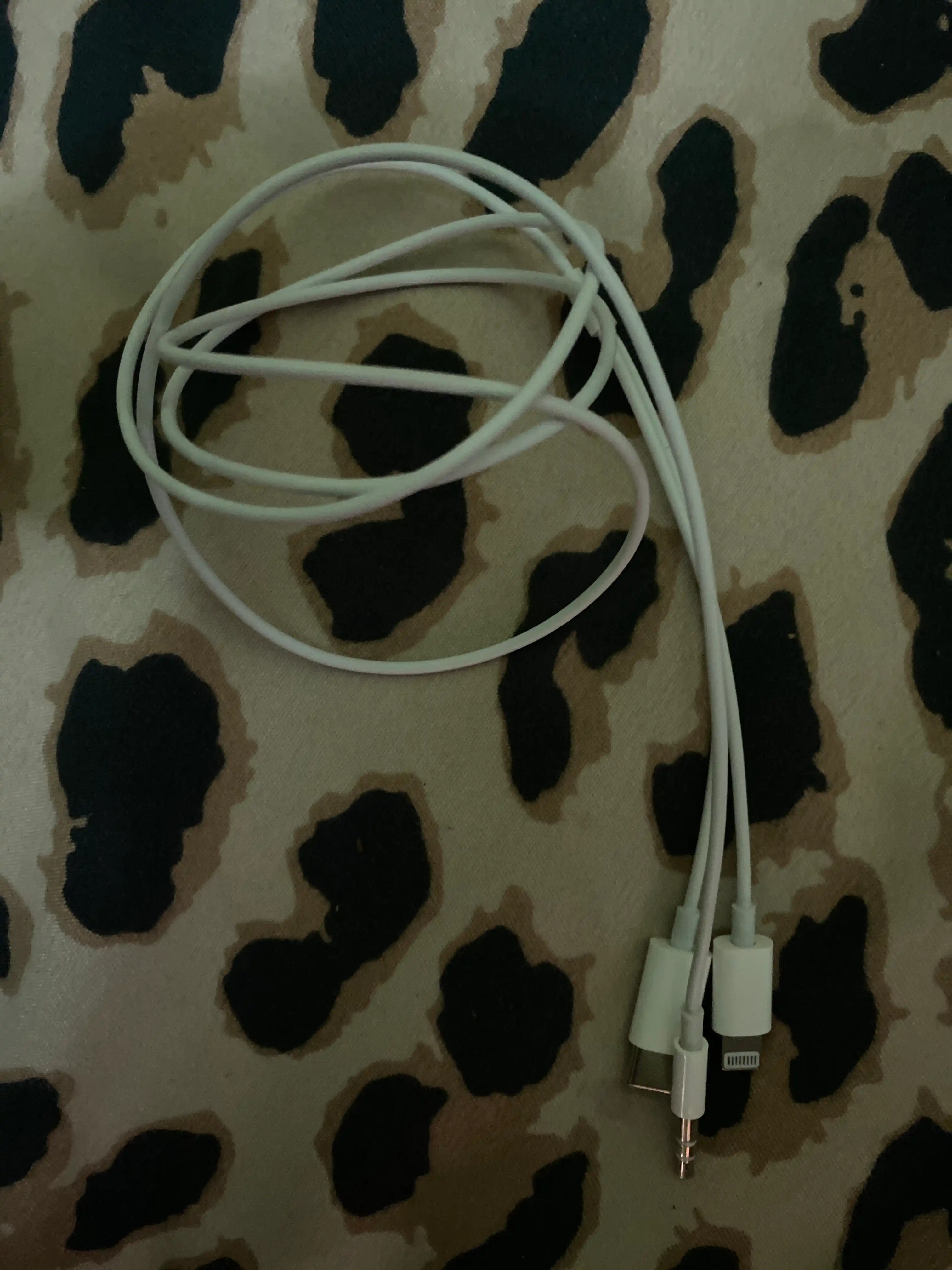 Переходник AUX to Lightning для наушников iPhone/3.5 мм mini jack