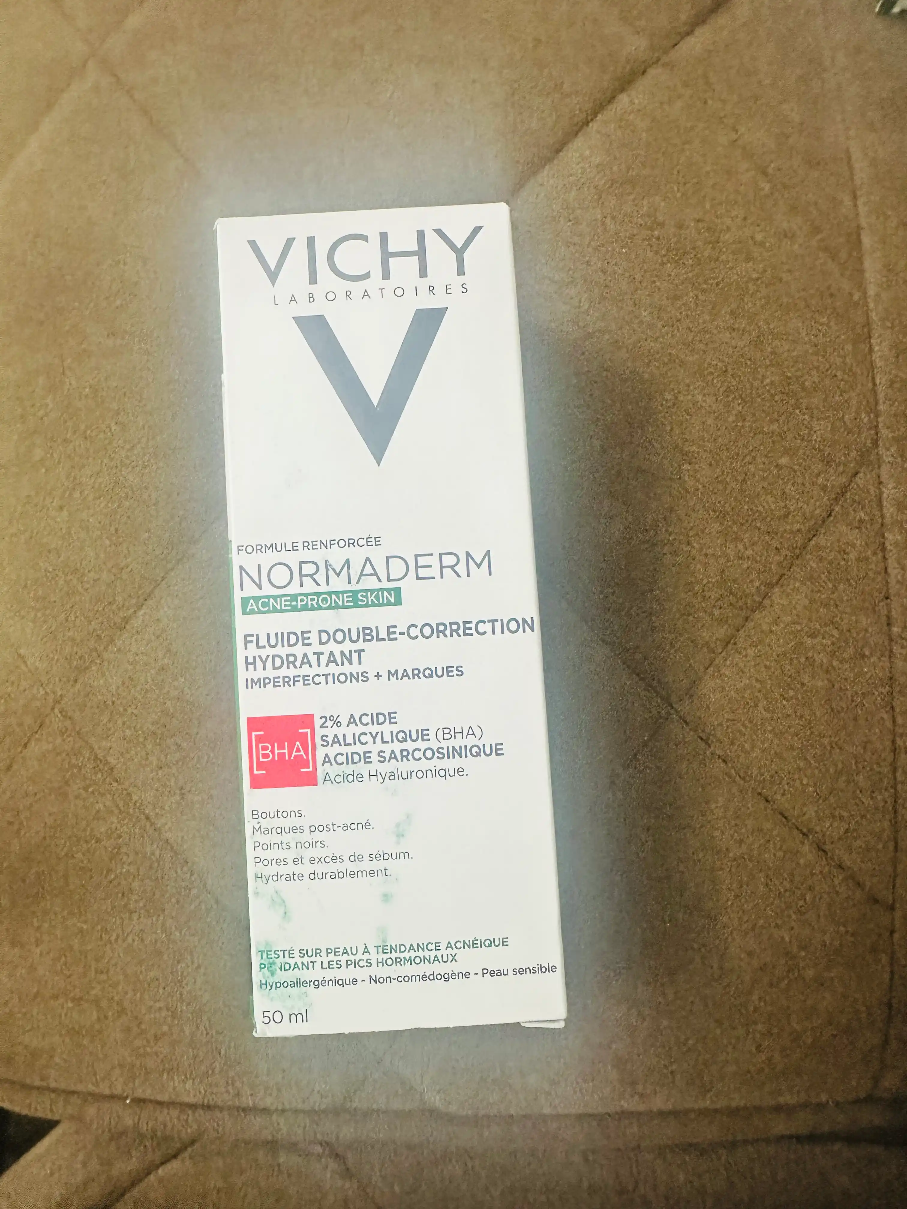 Tuzatuvchi parvarish VICHY, muammoli yog'li teri uchun yangilanish va yallig'lanishga qarshi ta'sir bilan 50 ml