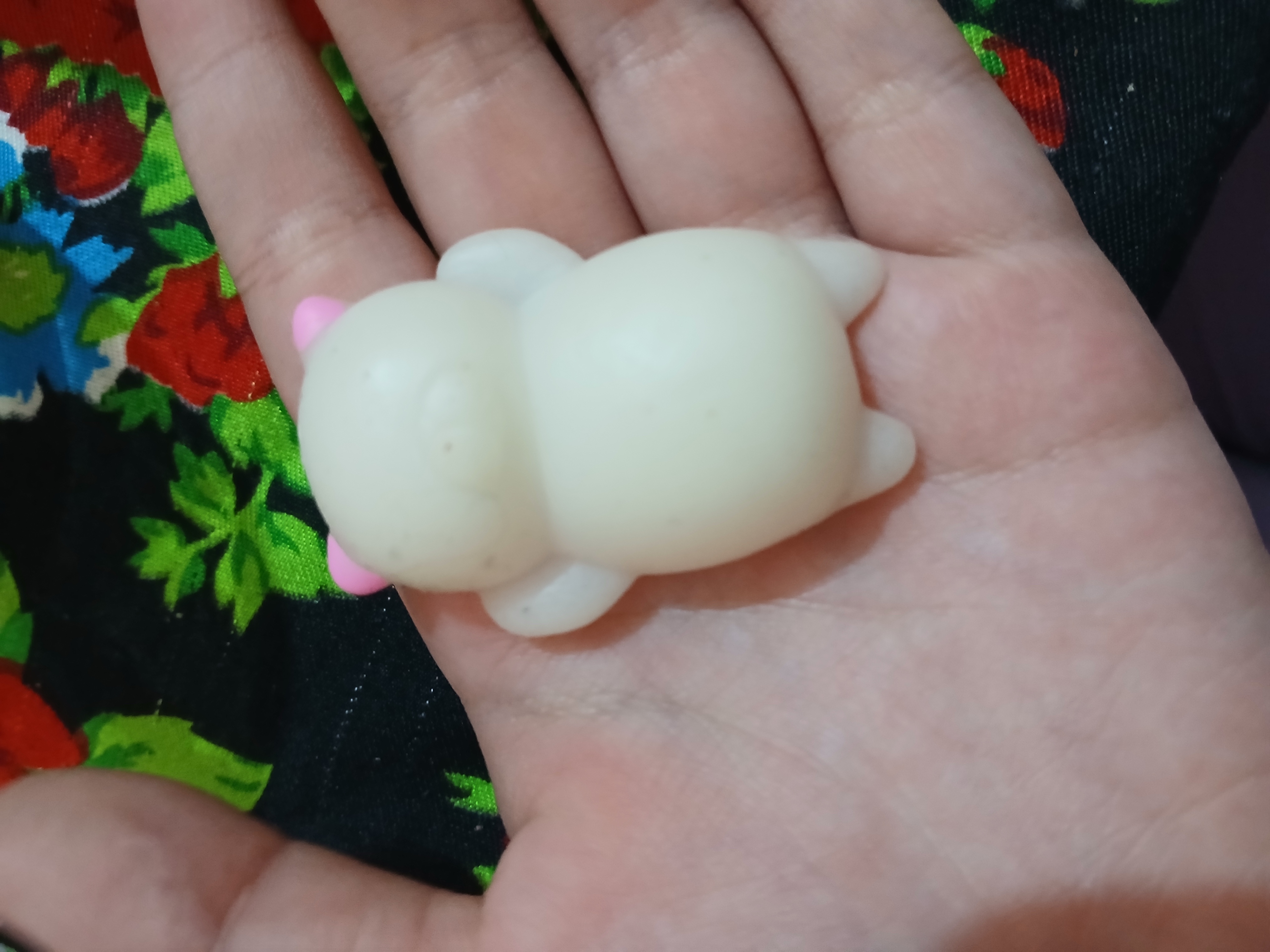 Mushuk Mochi telefonida stressga qarshi skvish o'yinchoq