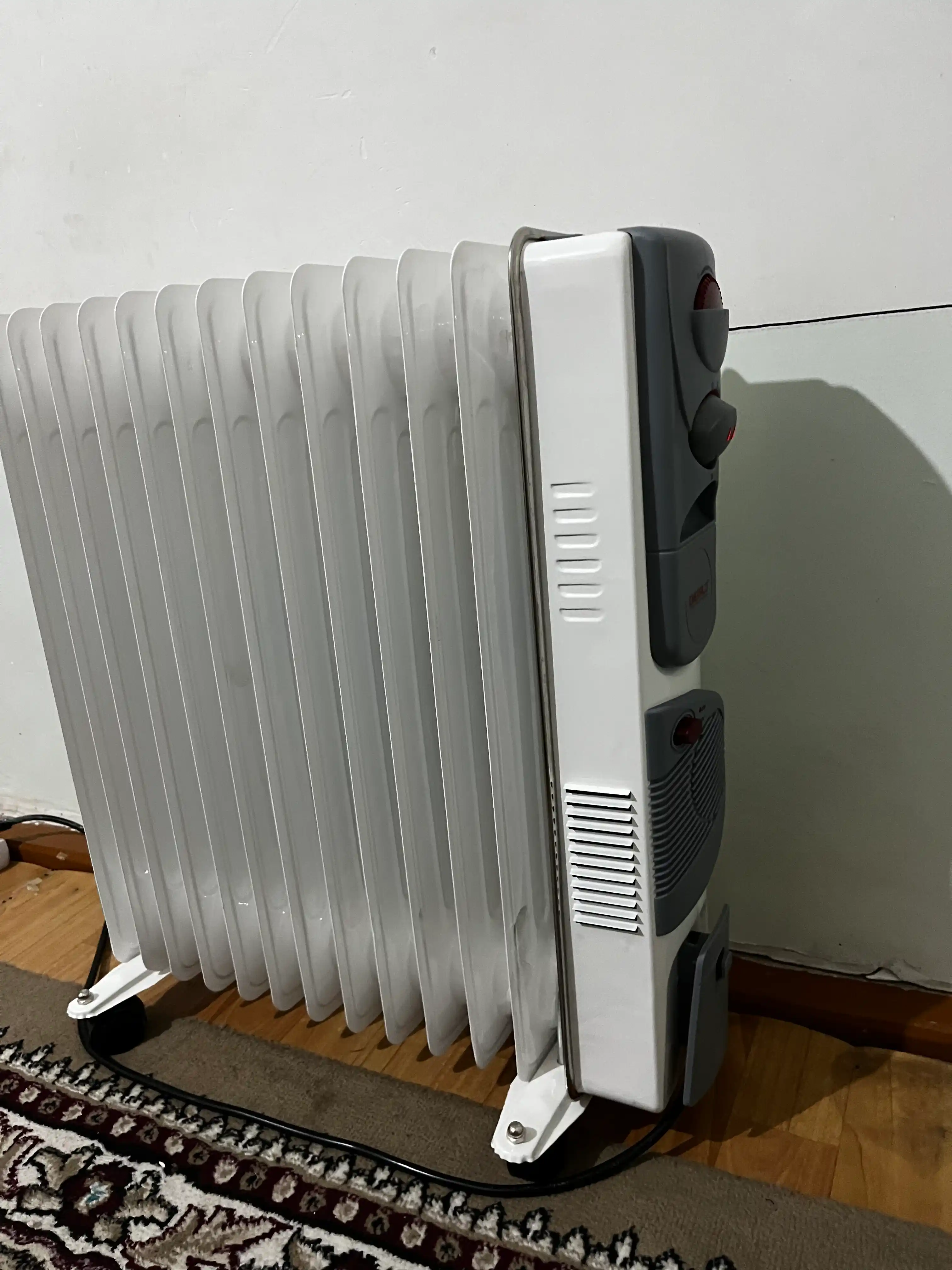 Moyli isitgich, 13 qovurg'ali, termostatli + quritgich, 2900 vt, 35 m2