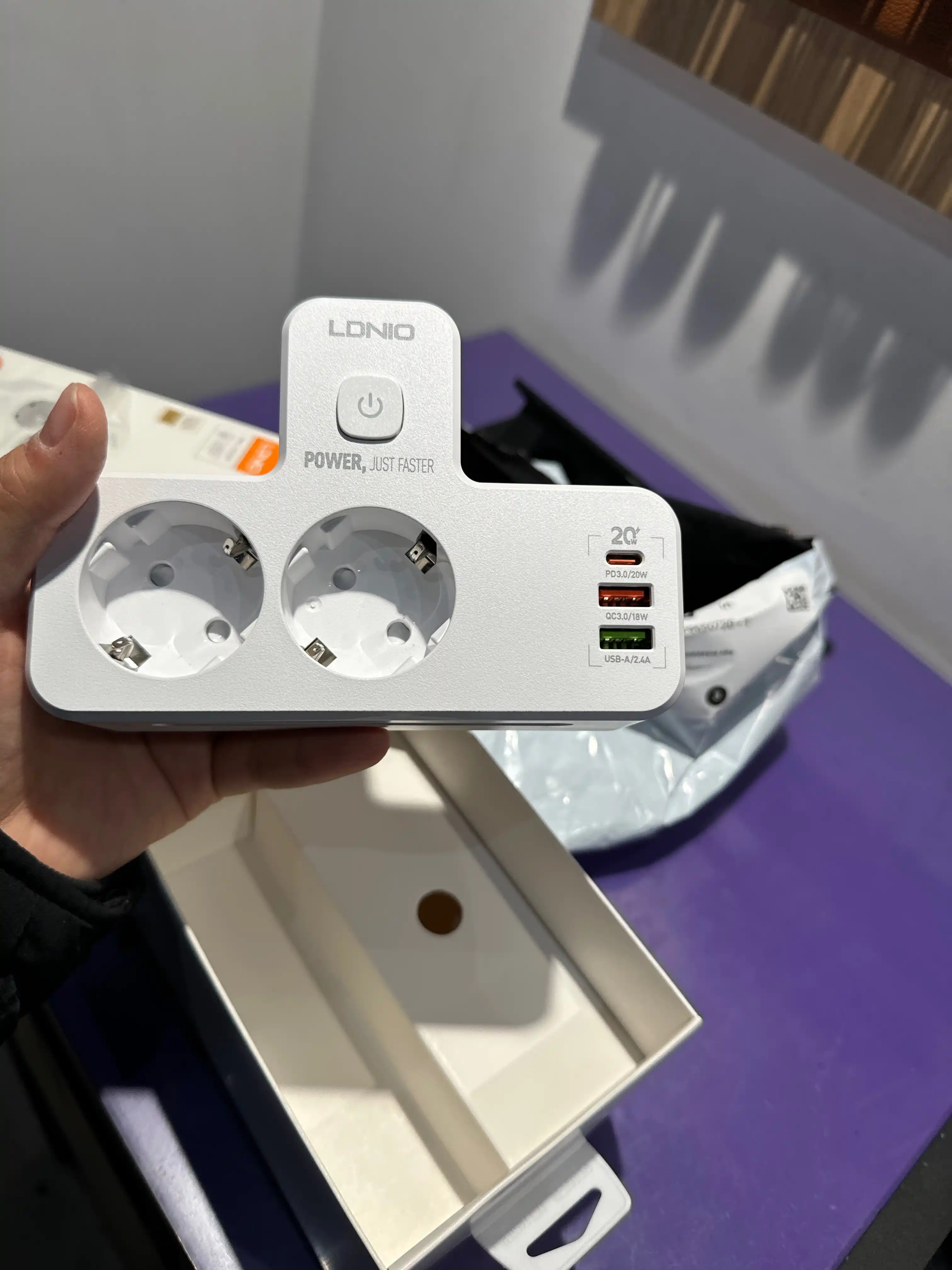 Devorga o'rnatilgan kuchlanish himoyachisi 2500W-10 amperli Ldnio SC2311 USB rozetkalari bilan