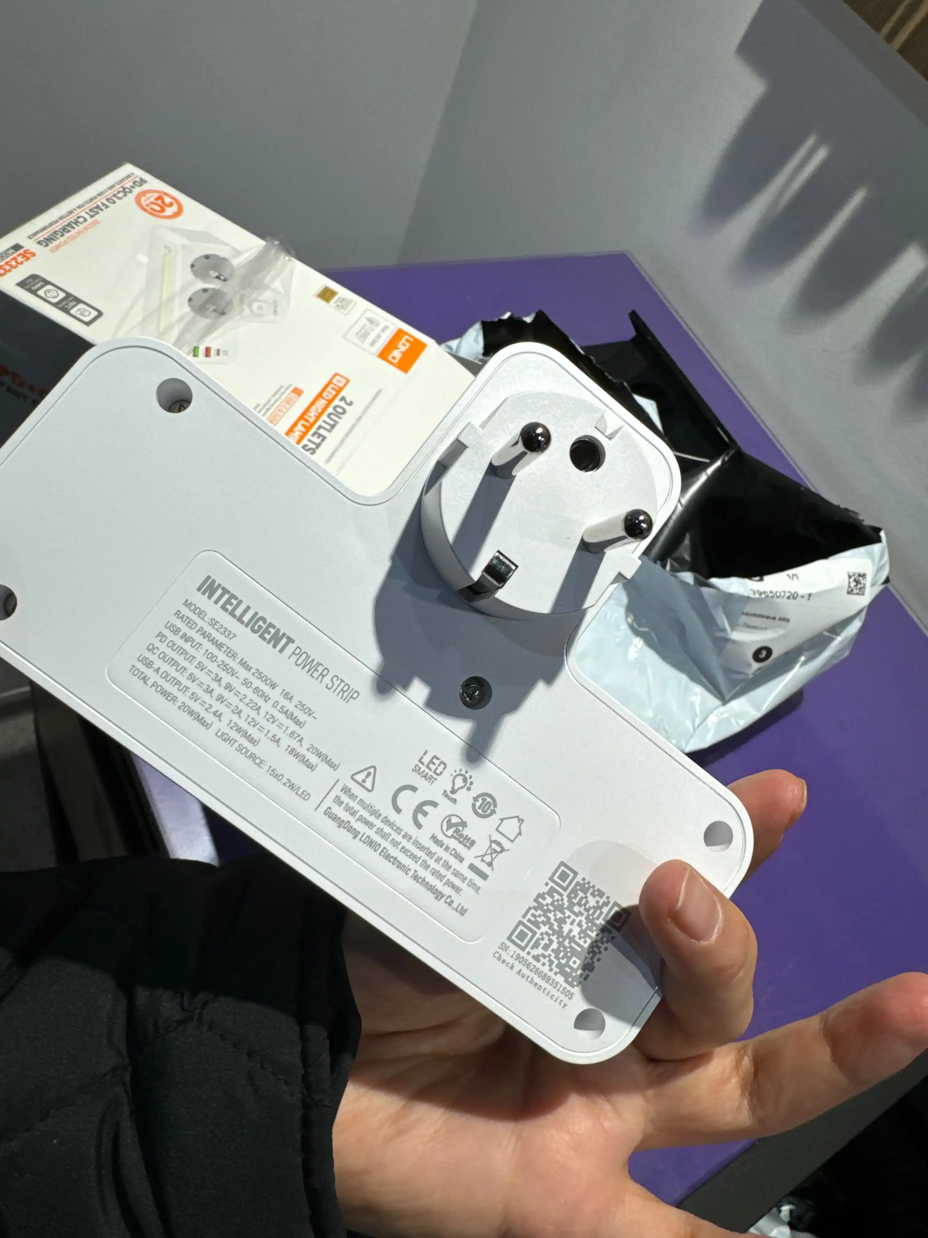 Devorga o'rnatilgan kuchlanish himoyachisi 2500W-10 amperli Ldnio SC2311 USB rozetkalari bilan