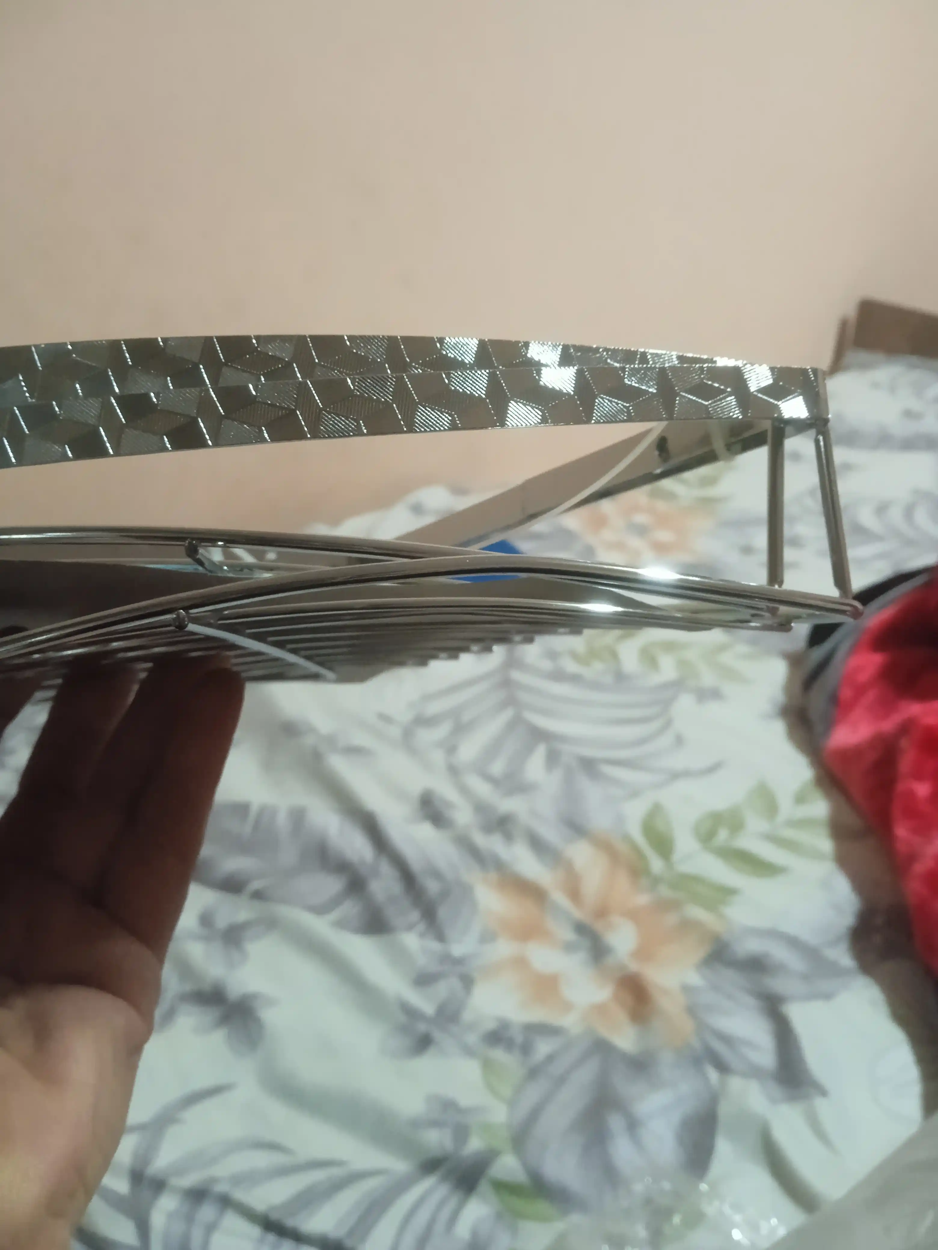 Hammom uchun burchakka qotiriladigan stellaj tokcha
