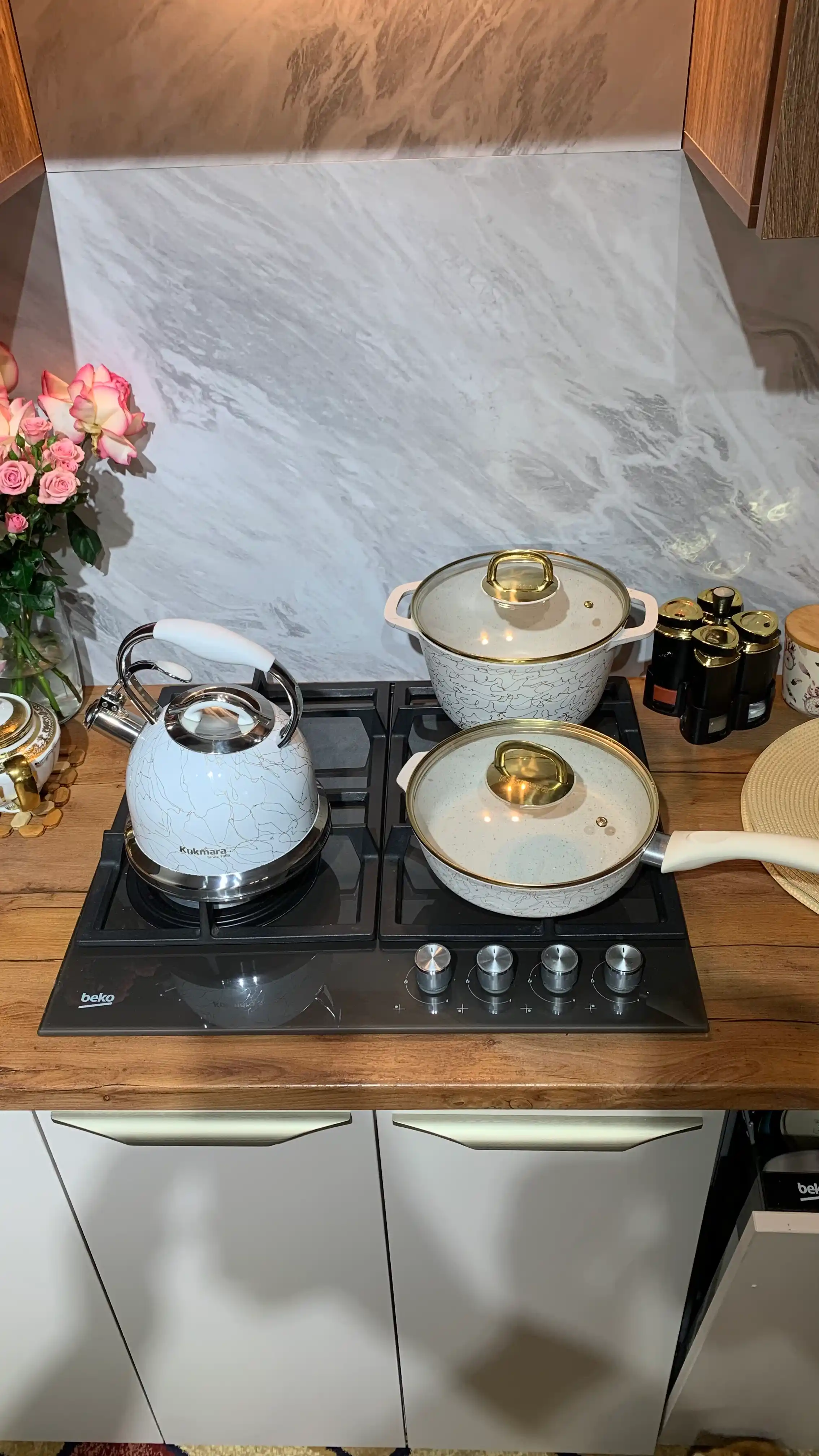 Kostryulya shisha qopqoqli, AP chiziq Gratsiya