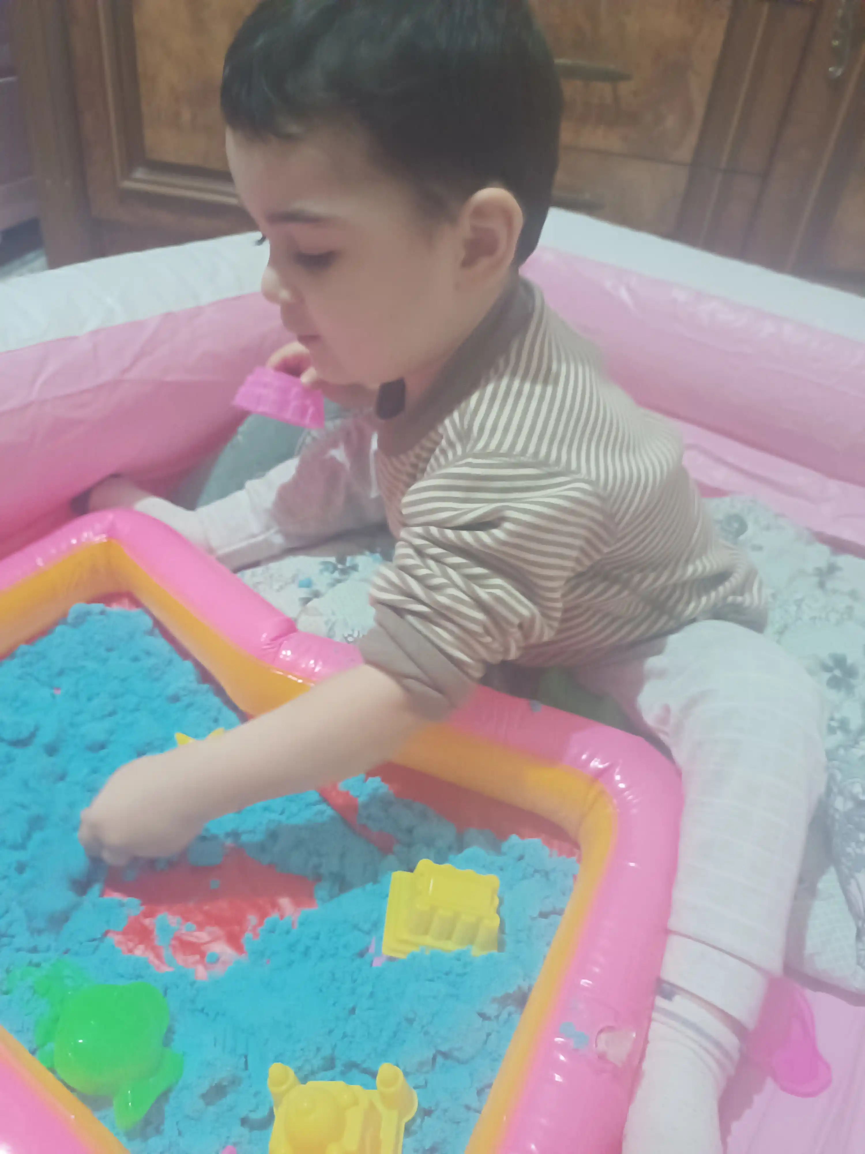 Kinetik qum 2 kg, puflanadigan qum qutisi va qoliplari bilan