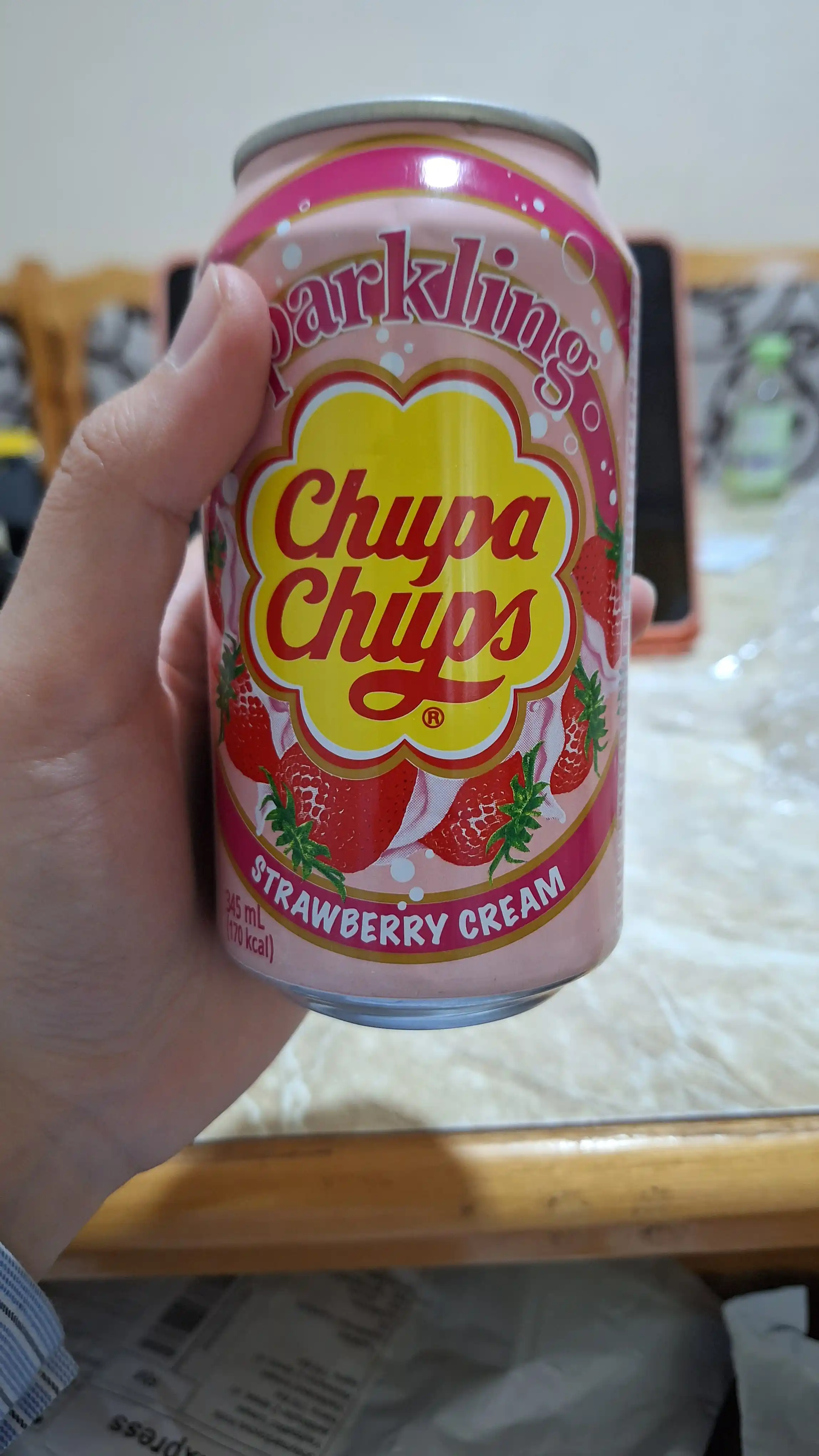 Газированный напиток со вкусом клубники и сливками Chupa Chups Strawberry & Cream, 345 мл