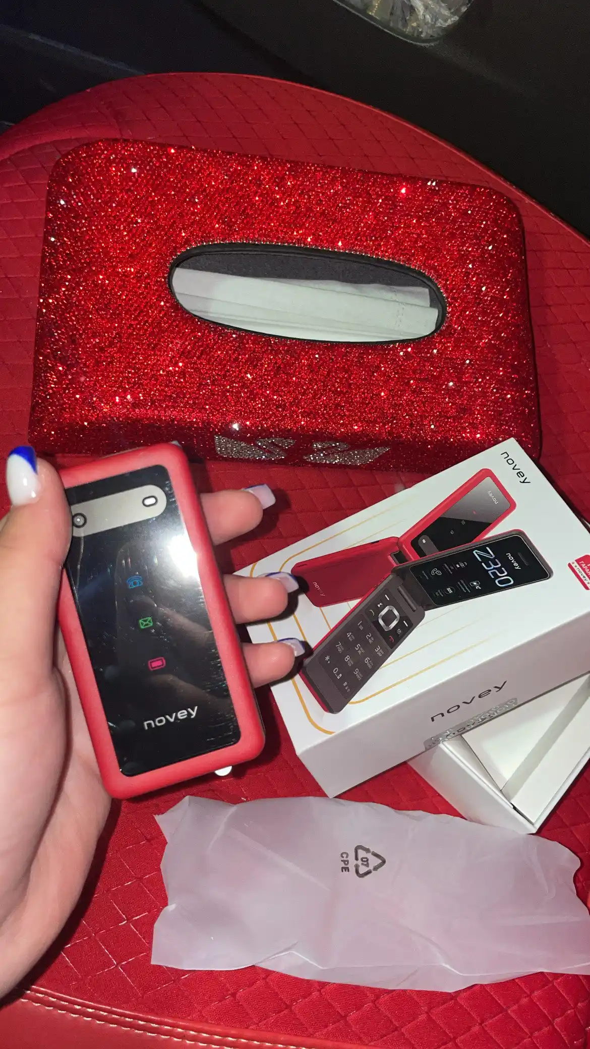 Novey Z320 mobil telefon-raskladushka, 2 SIM, kamera, 3 rang, knopkali telefon