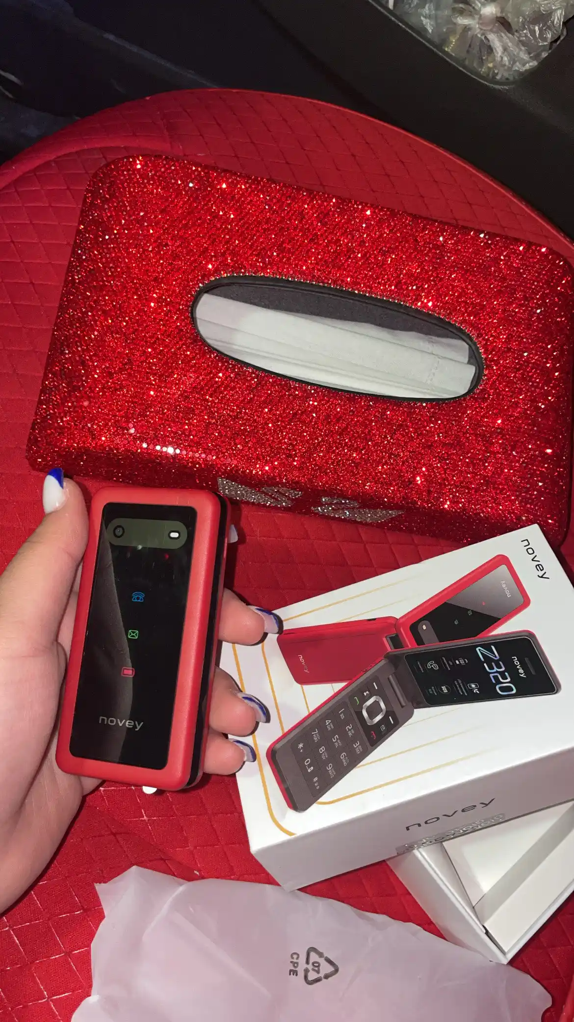 Novey Z320 mobil telefon-raskladushka, 2 SIM, kamera, 3 rang, knopkali telefon