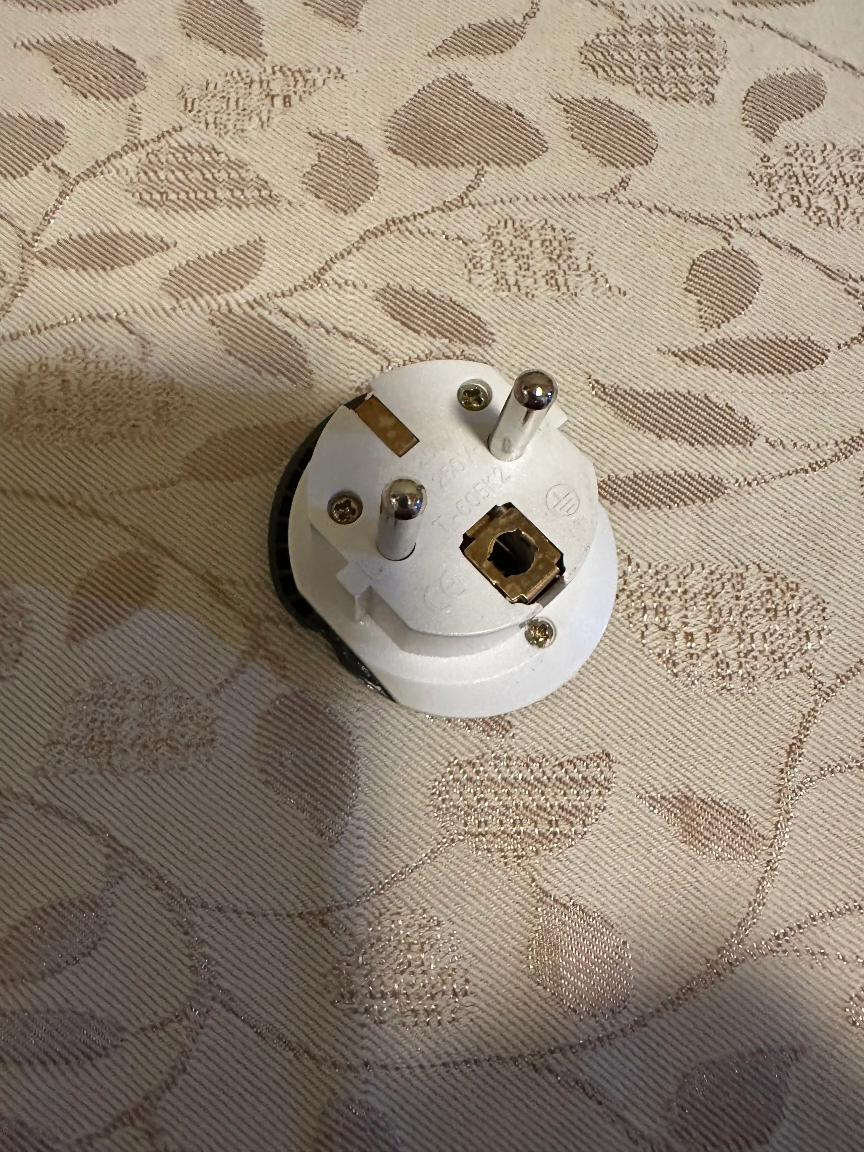 Universal adapter evro va uzb rozetka uchun perexodnik Merkan KT168, terminator, 16 A