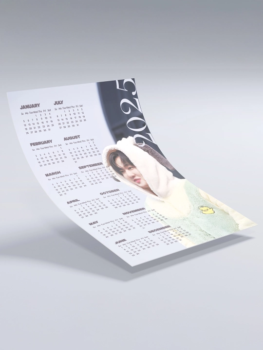 K-pop yulduzlari surati tushirilgan, 2025 yil kalendarlari
