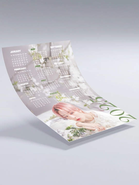 K-pop yulduzlari surati tushirilgan, 2025 yil kalendarlari