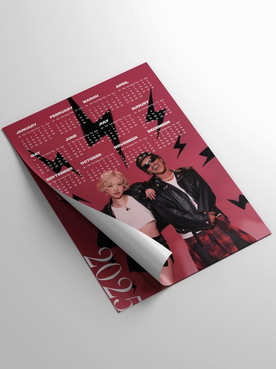 K-pop yulduzlari surati tushirilgan, 2025 yil kalendarlari