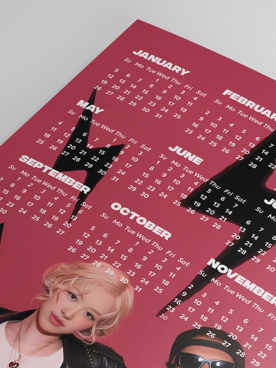K-pop yulduzlari surati tushirilgan, 2025 yil kalendarlari