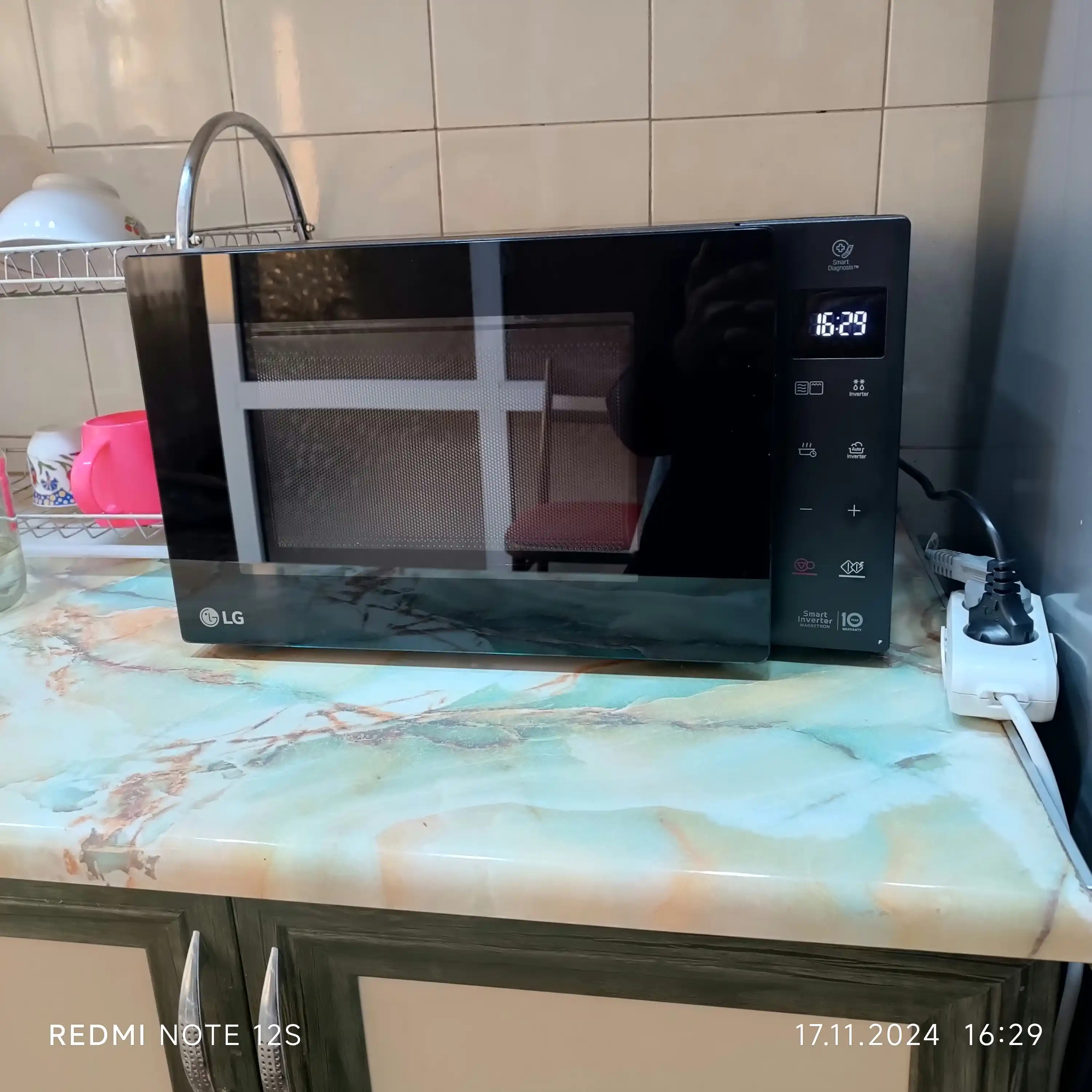 Mikroto'lqinli pech LG MH6336GIB, 23 litr, grill va Smart Inverter texnologiyasi bilan