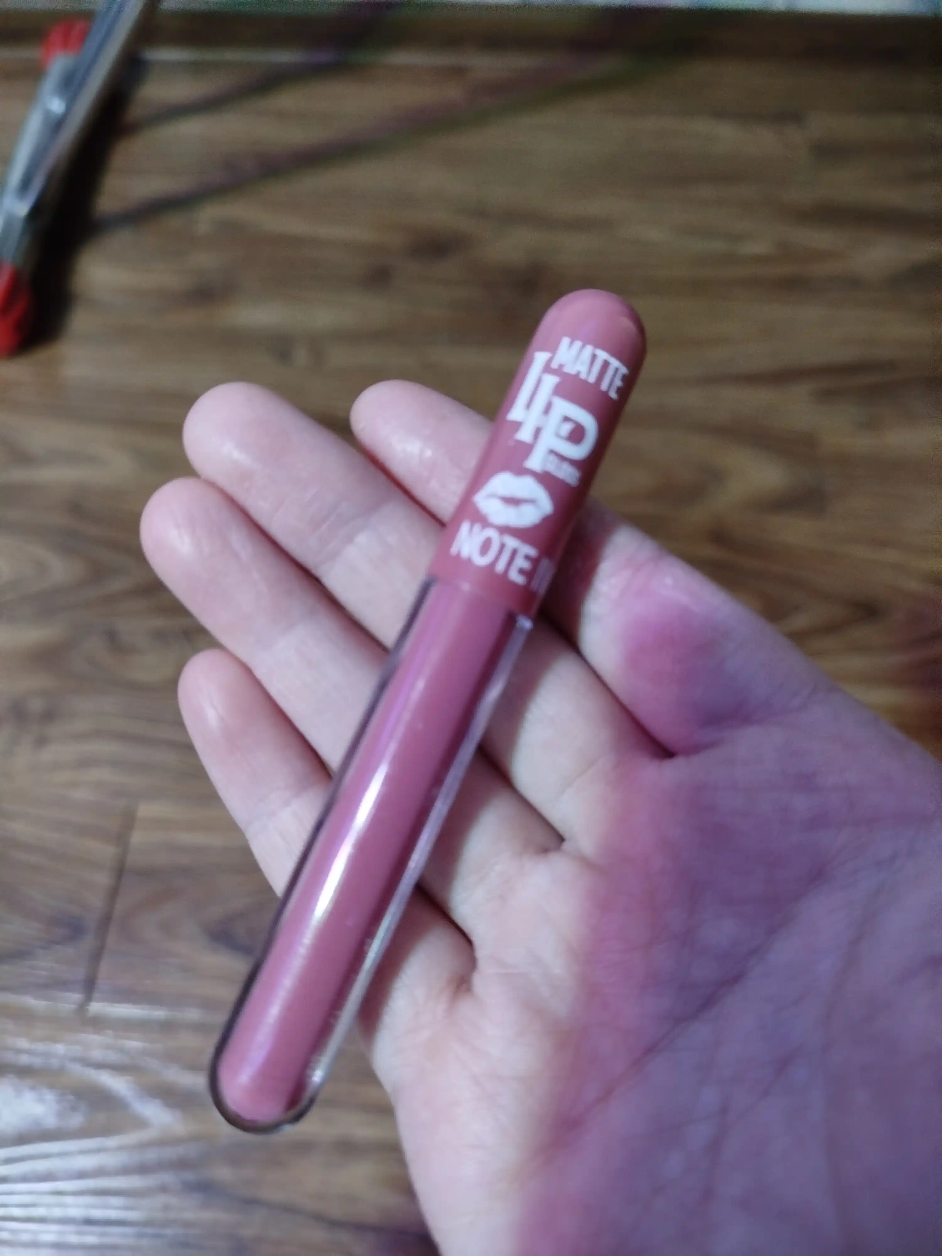 Suyuq mat lab bo‘yog‘i, soyali, ipakdek mat farg‘onasi bilan Matte Lip Gloss