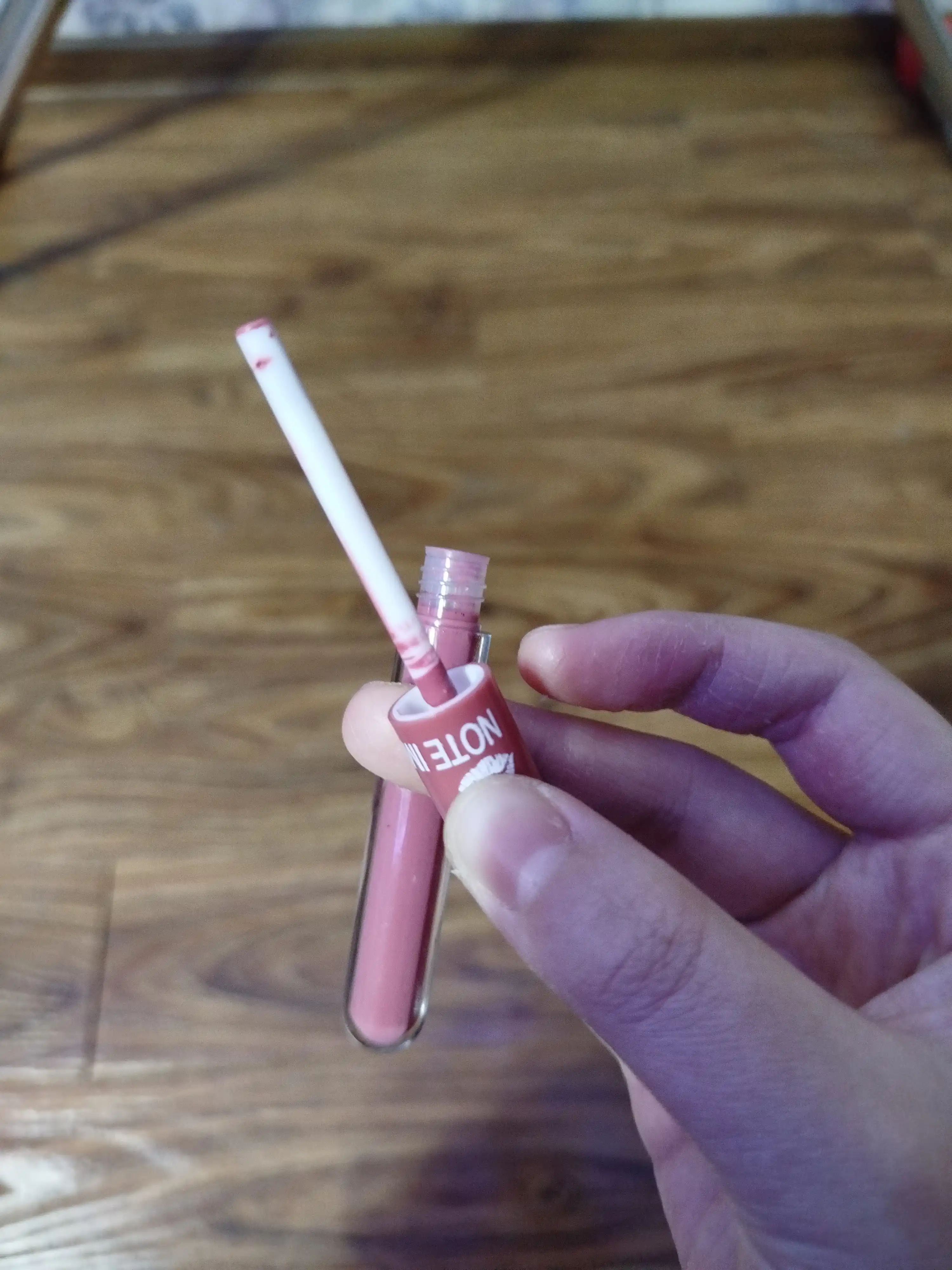 Suyuq mat lab bo‘yog‘i, soyali, ipakdek mat farg‘onasi bilan Matte Lip Gloss