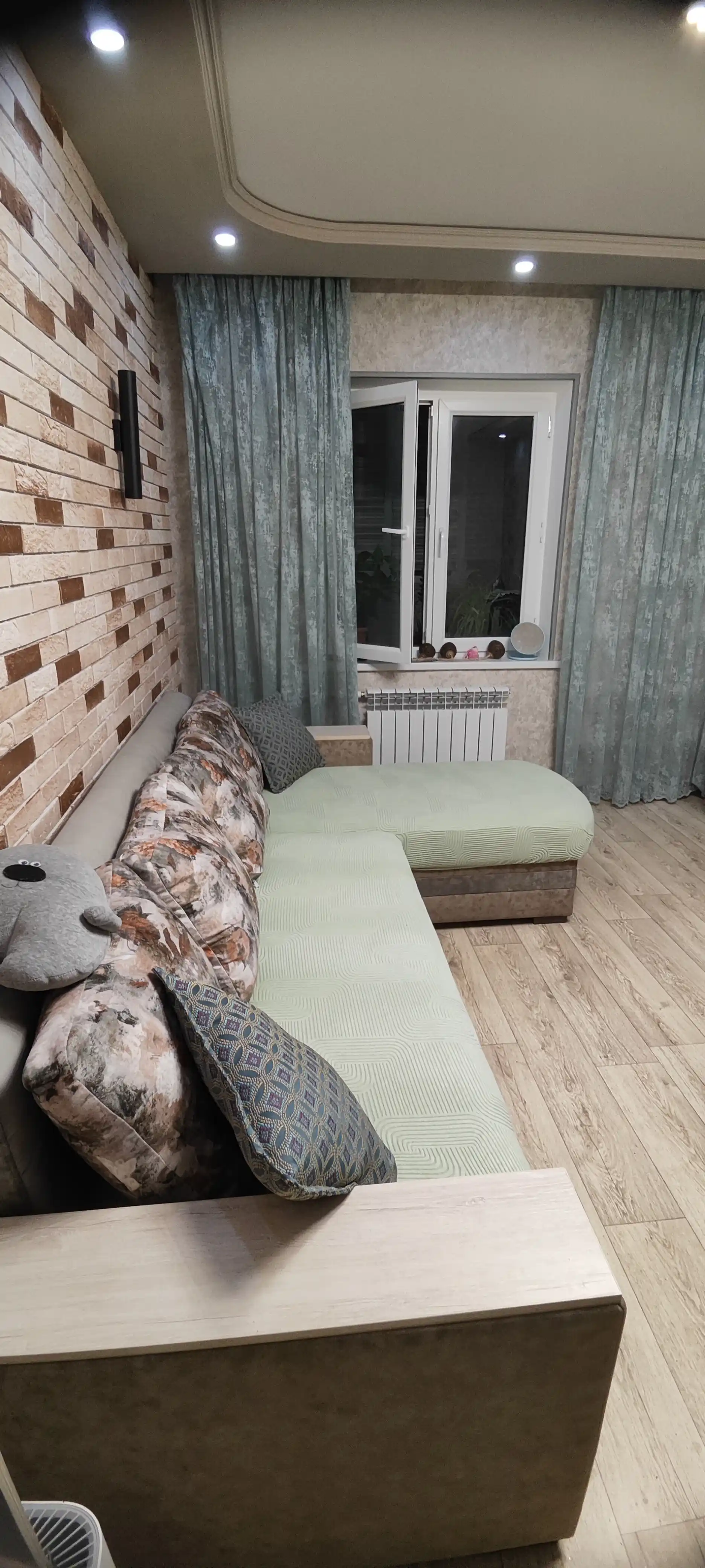 Elastik tasmali mebel qoplamasi, burchakli divan uchun, yostiq jild bilan