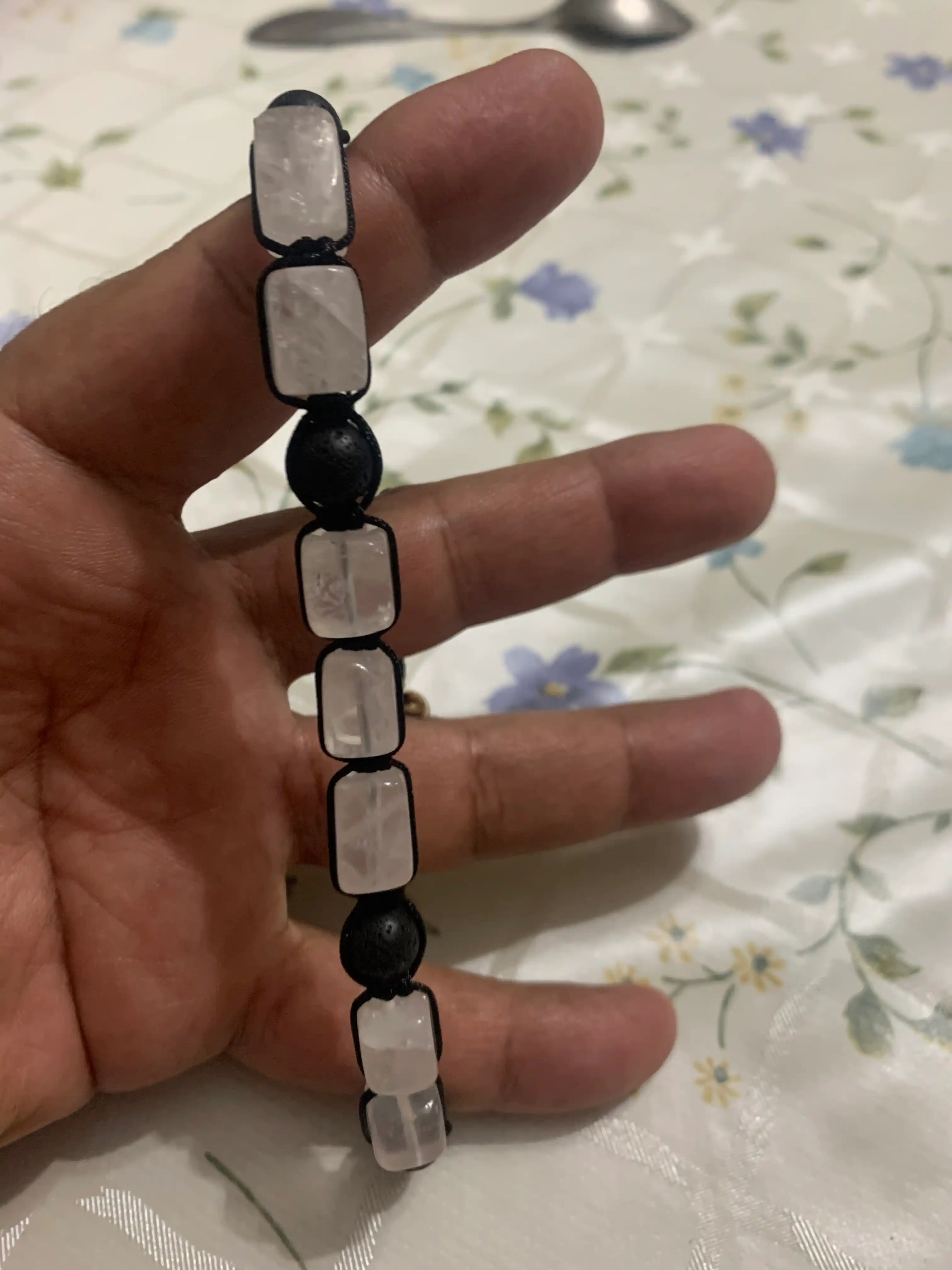 Meditatsiya uchun tabiiy toshlardan ayollar bilaguzugi