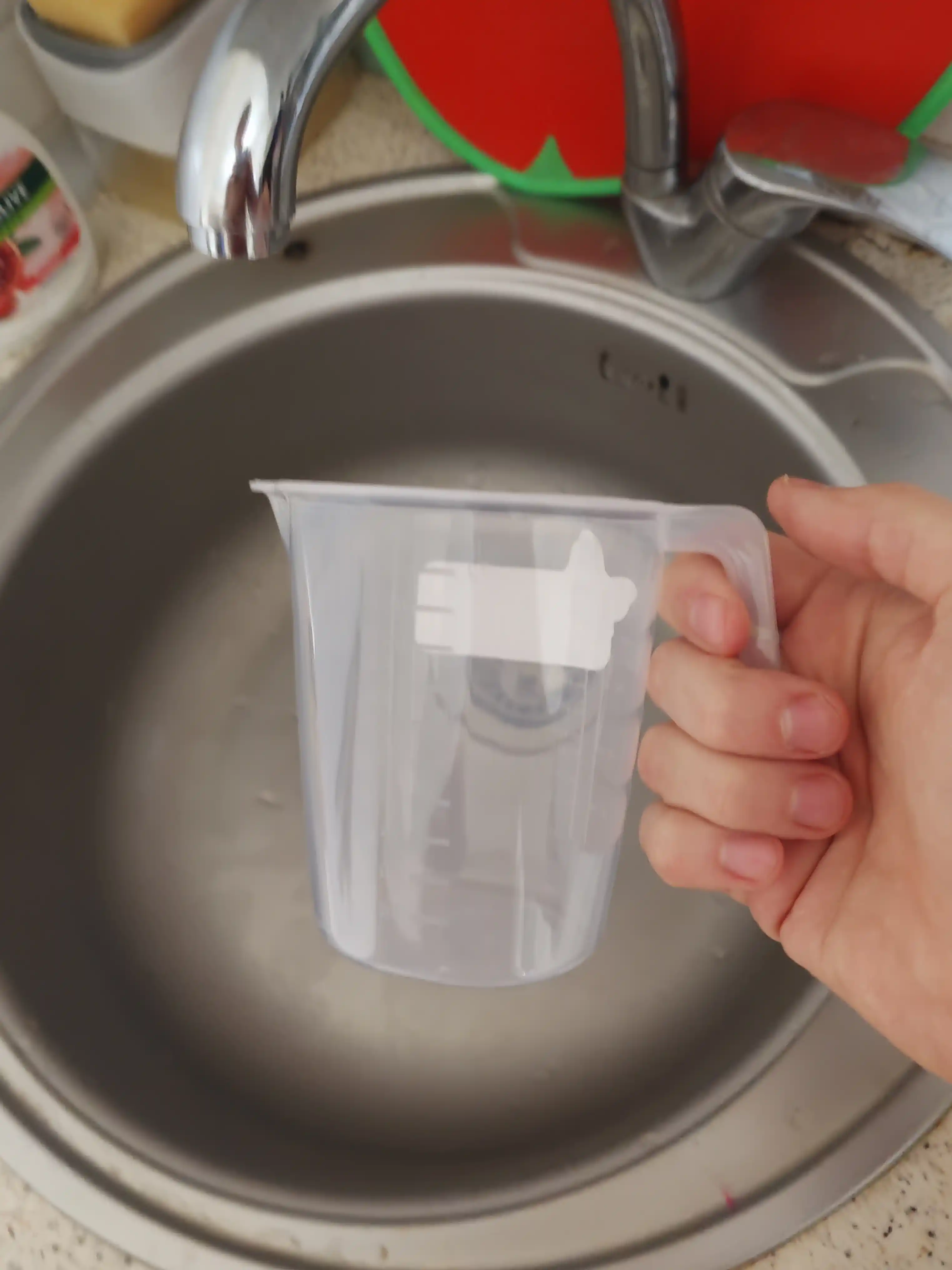 Plastik o‘lchov idishi, stakan, krujka