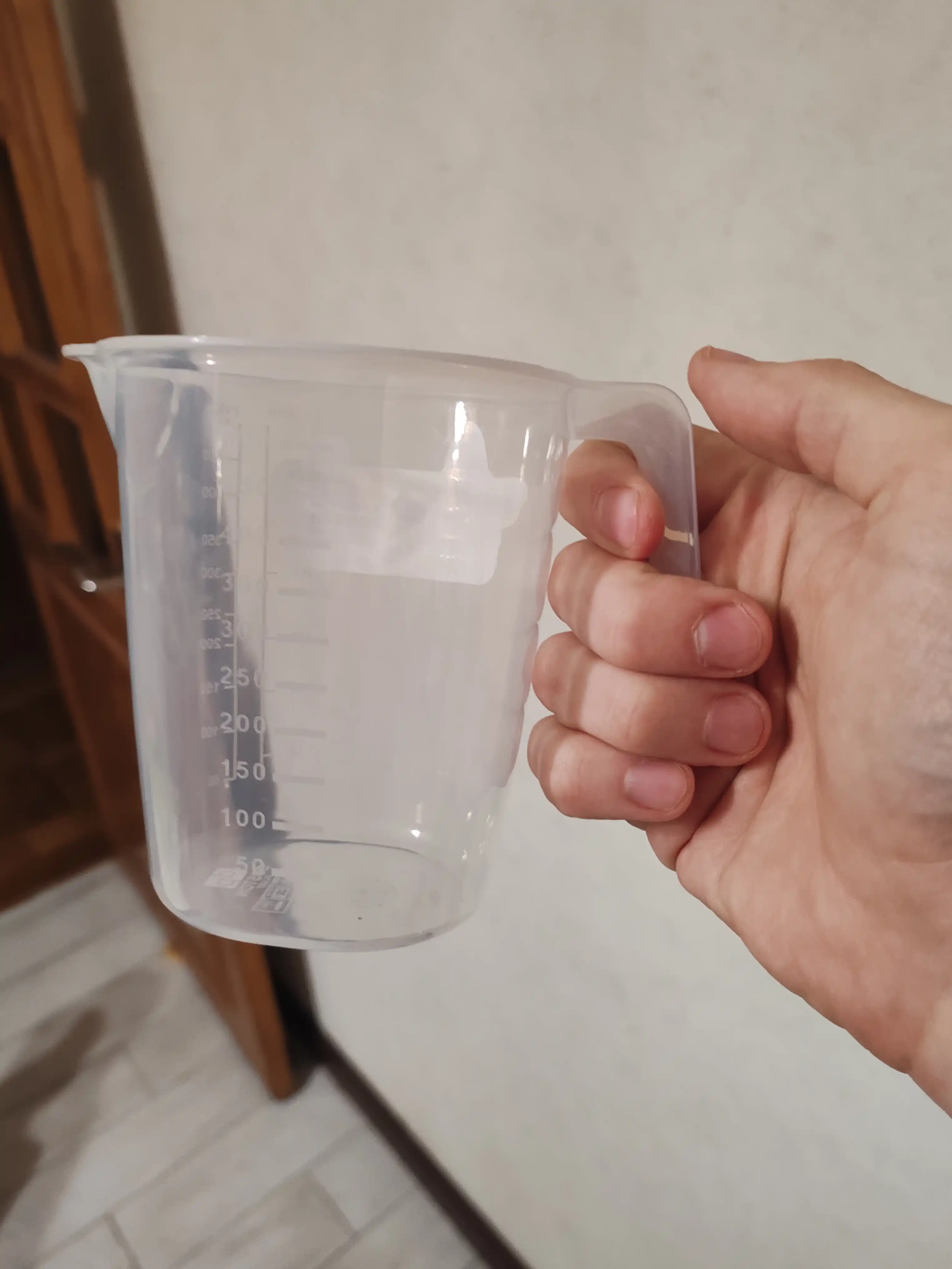 Plastik o‘lchov idishi, stakan, krujka