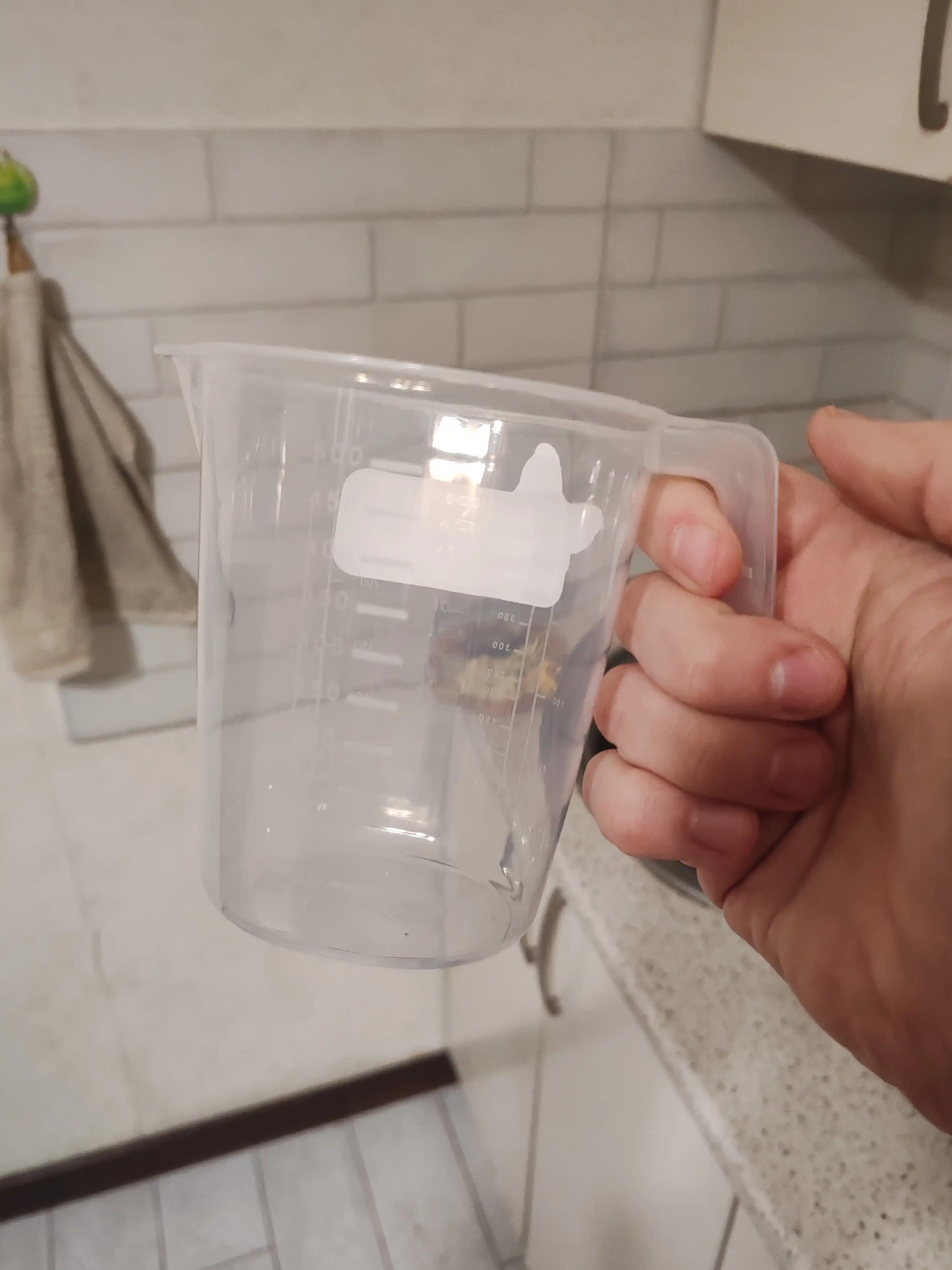Plastik o‘lchov idishi, stakan, krujka