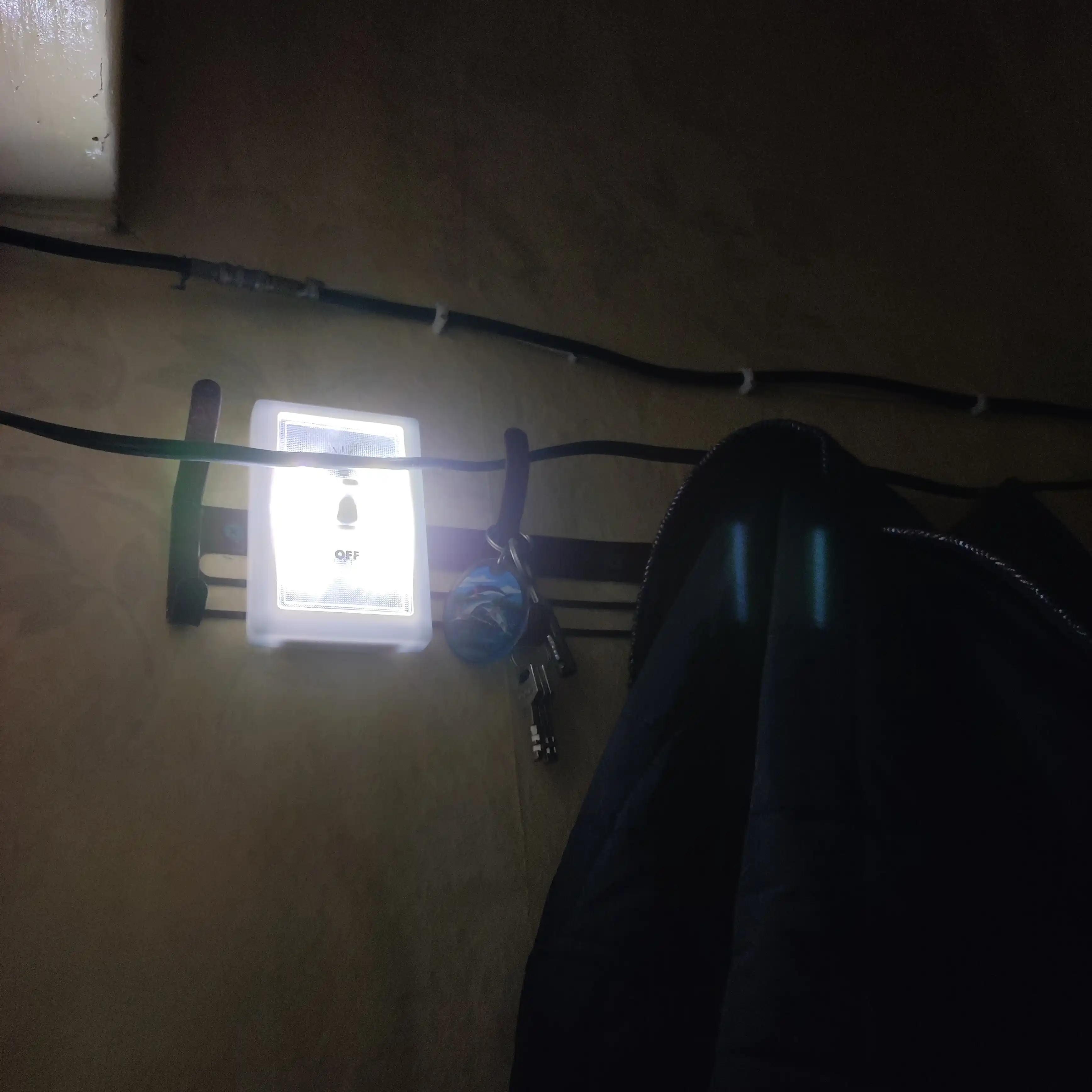 Simsiz COB LED kalit chiroq, batareykali devor va shkaf yoritgichi