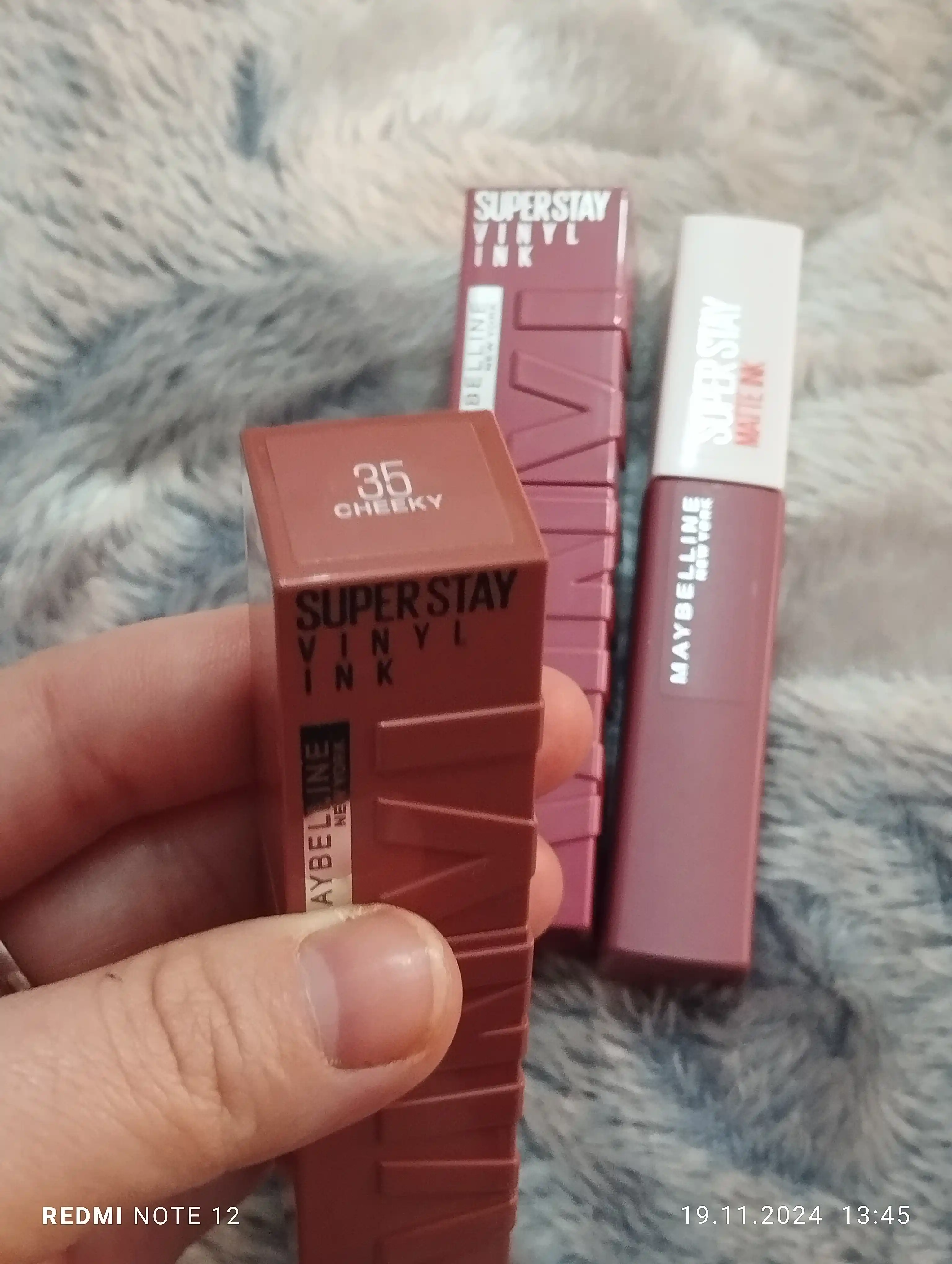 Lab uchun boyog' Maybelline New York Super Stay Vinyl Ink, ton 35 cheekky