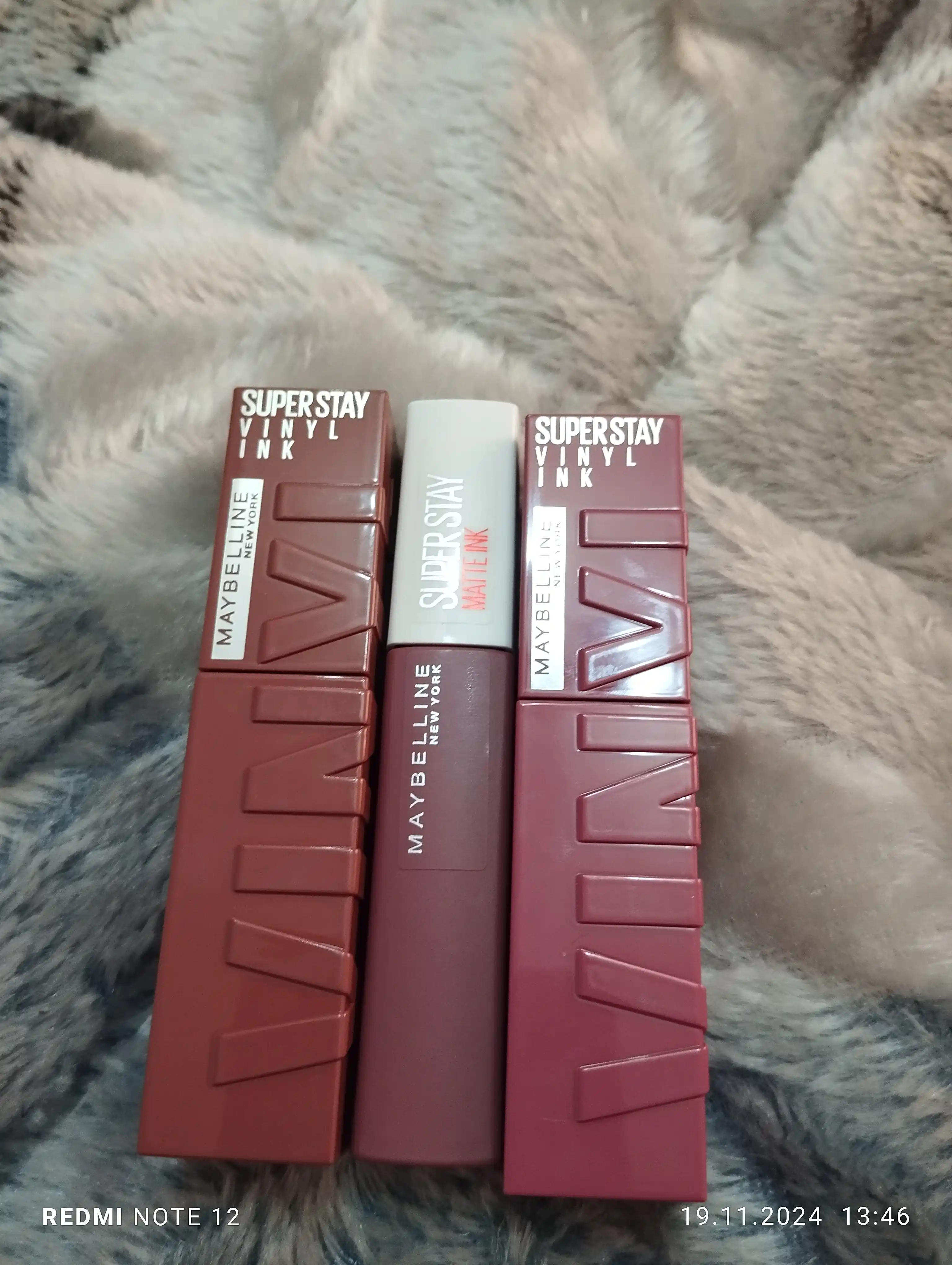 Lab uchun boyog' Maybelline New York Super Stay Vinyl Ink, ton 35 cheekky
