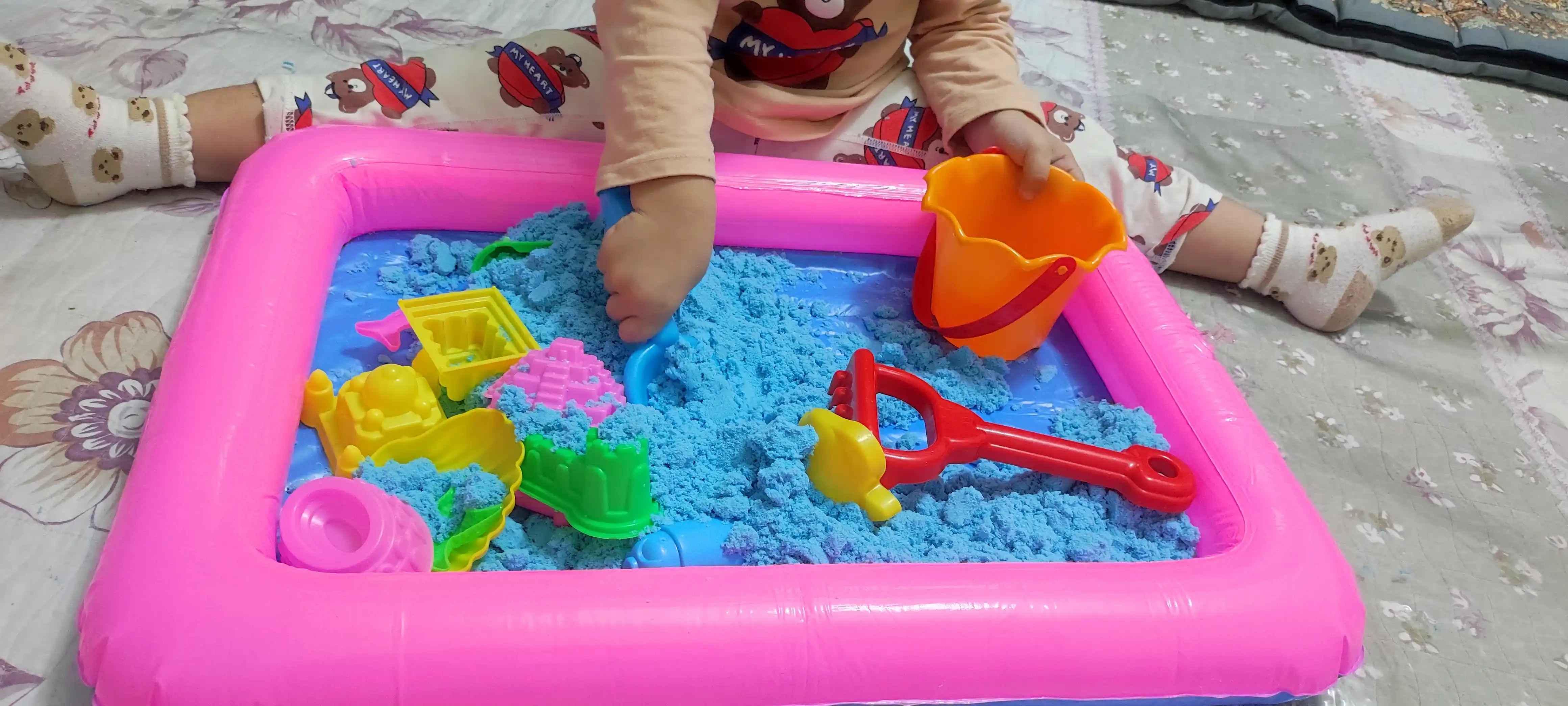 Kinetik qum 2 kg, puflanadigan qum qutisi va qoliplari bilan