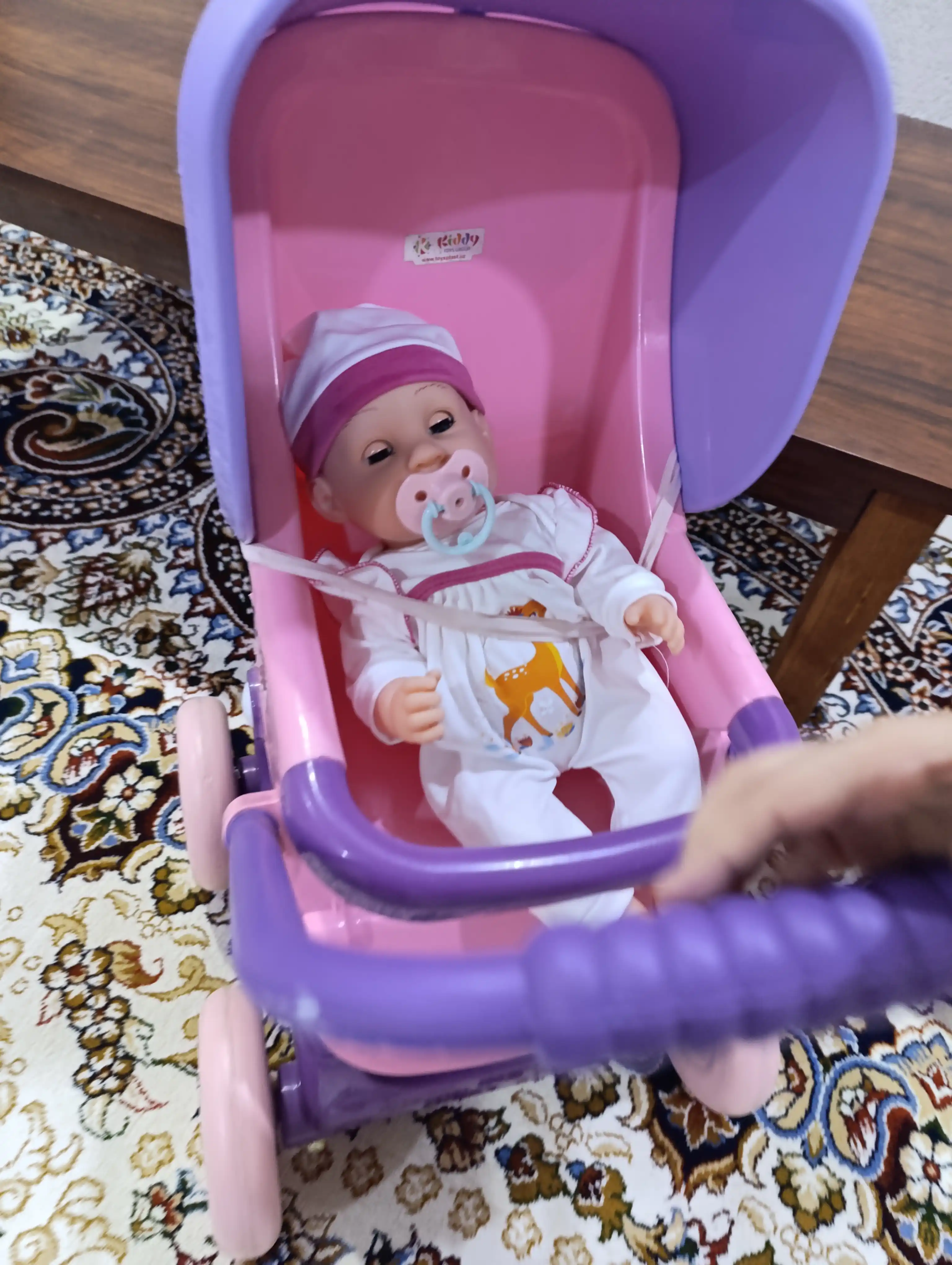 Bolalar interaktiv qo'g'irchoq, pups, ovqatlaning, shishadan ichadi, deydi idishda, deydi