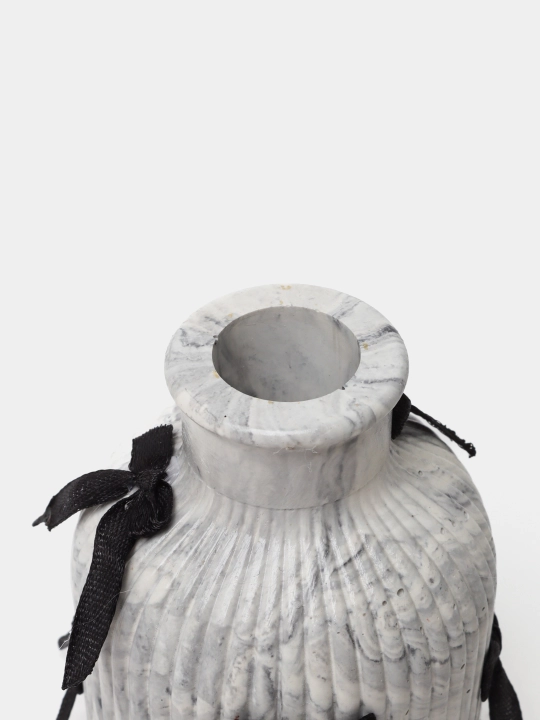Quritilgan gullar uchun guldon, gipsdan