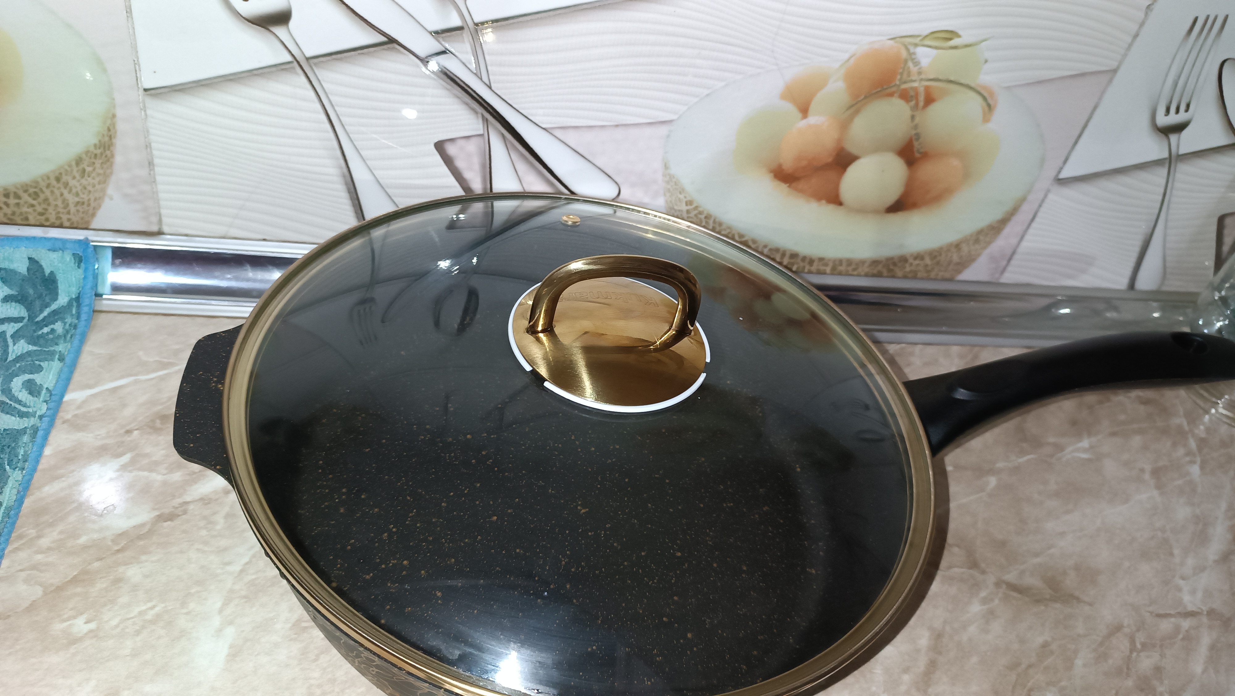 Tova Kukmara "Gratsiya" tutqichli, shisha qopqoq bilan, qora va oltin