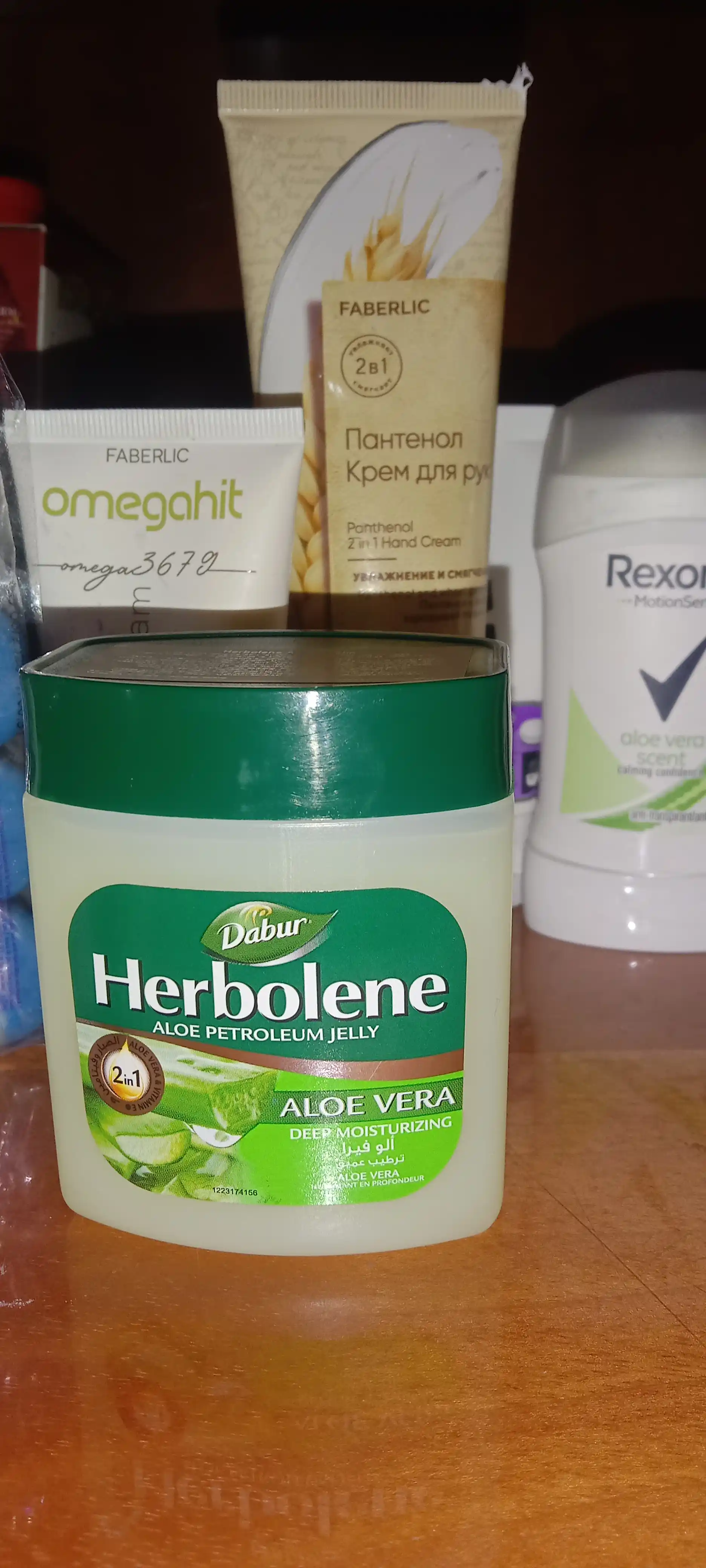 Vazelin Dabur Herbolene, aloe vera va E vitamin, yuz kremi, tana va lablar uchun