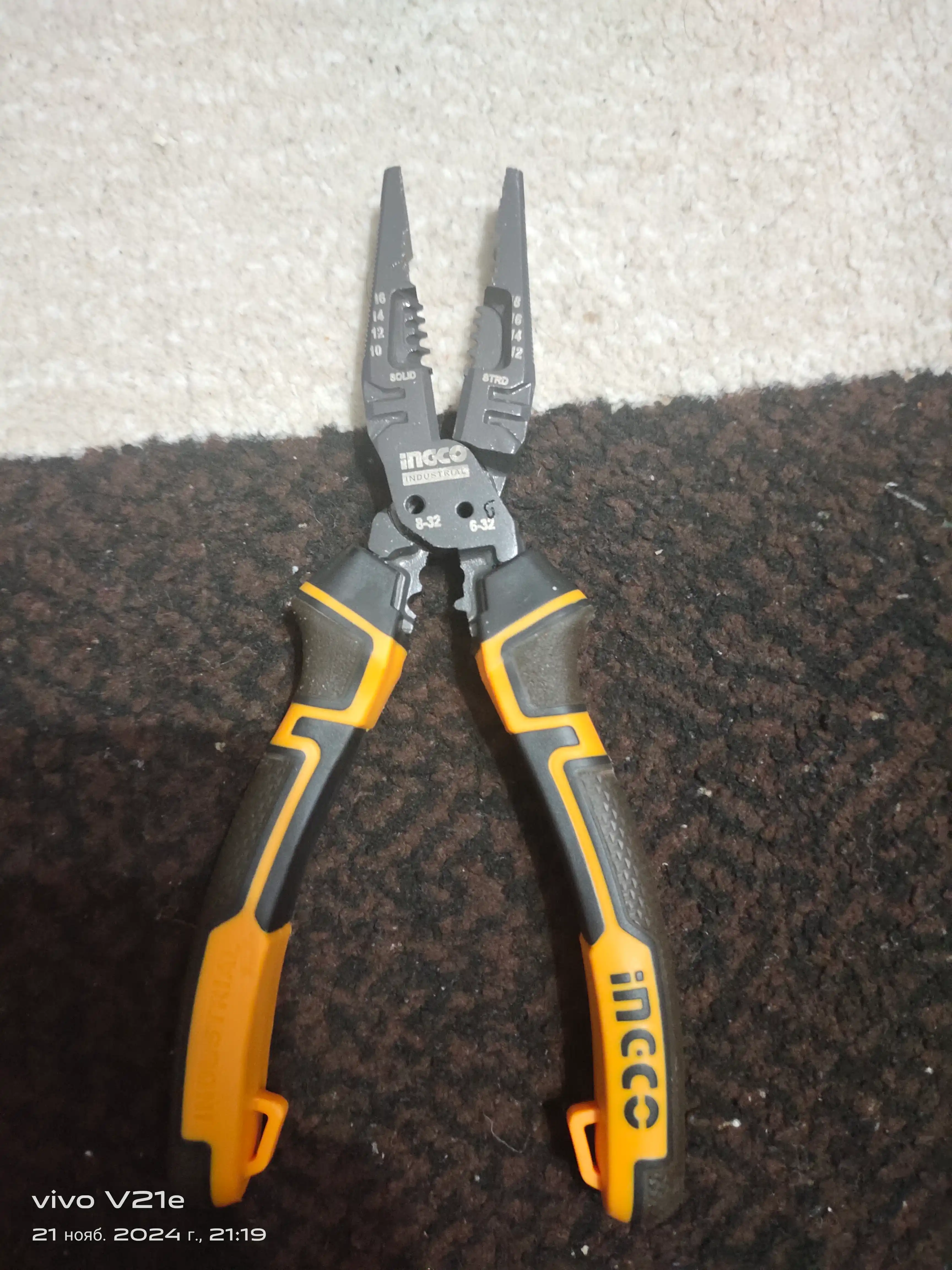 Универсальные плоскогубцы INGCO HMFCP28200